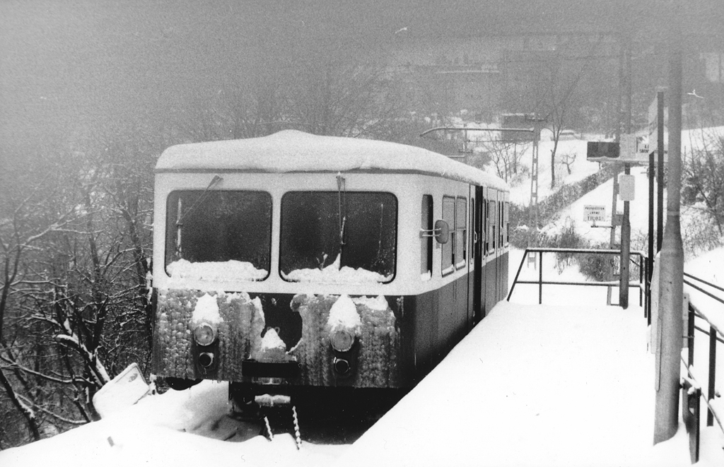 Az Esze Tamás Iskolánál maradt (leláncolt) 62-es pótkocsi (Komjáthy Zoltán felvétele)