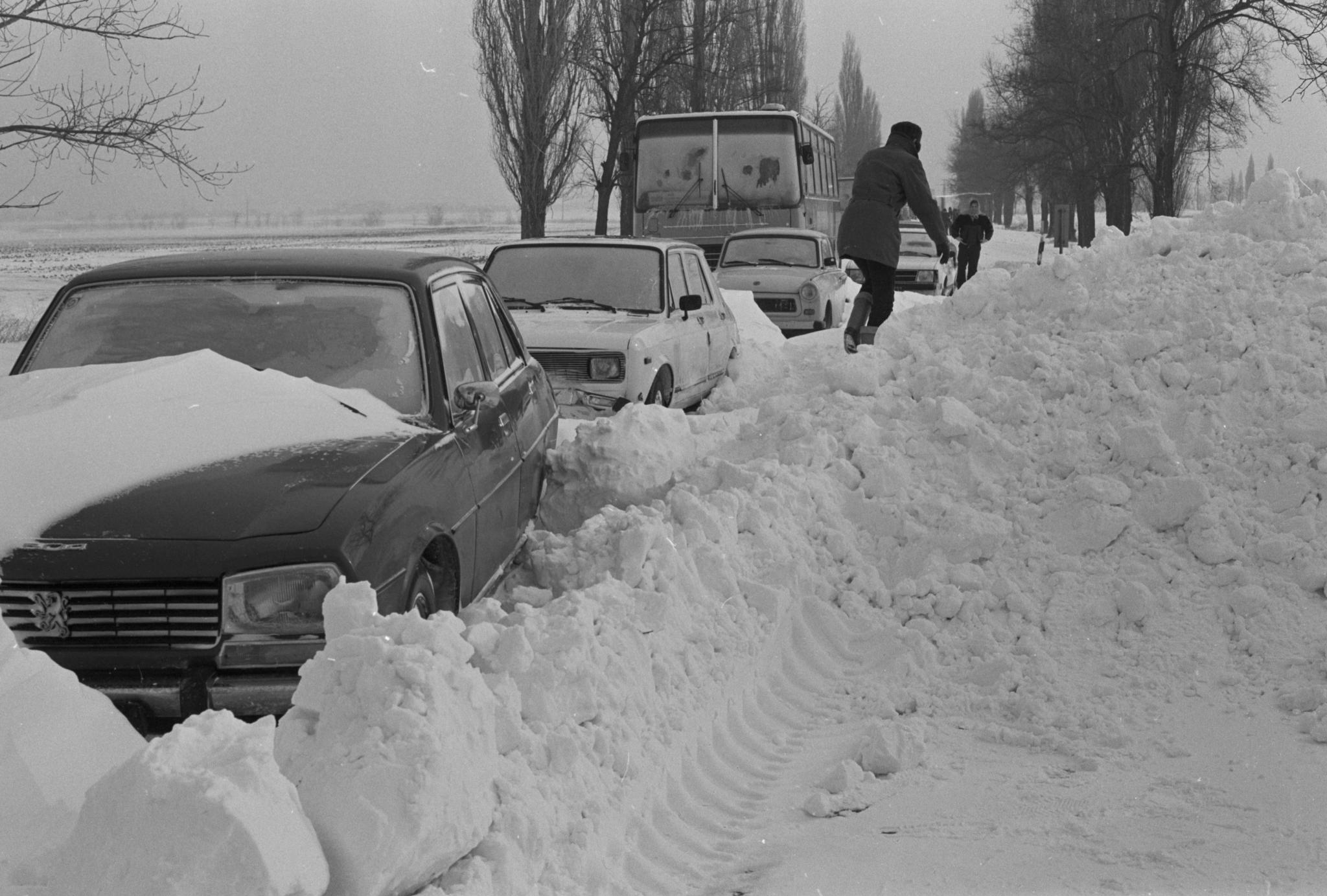 Országszerte fennakadásokat okozott a rengeteg hó; a képen a 62-es út Székesfehérvár közelében, ahol az elakadt utasok közül többen fagysérüléseket is szenvedtek
