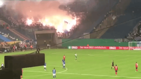 Valósággal lángolt a stadion, félbeszakadt a Hertha meccse