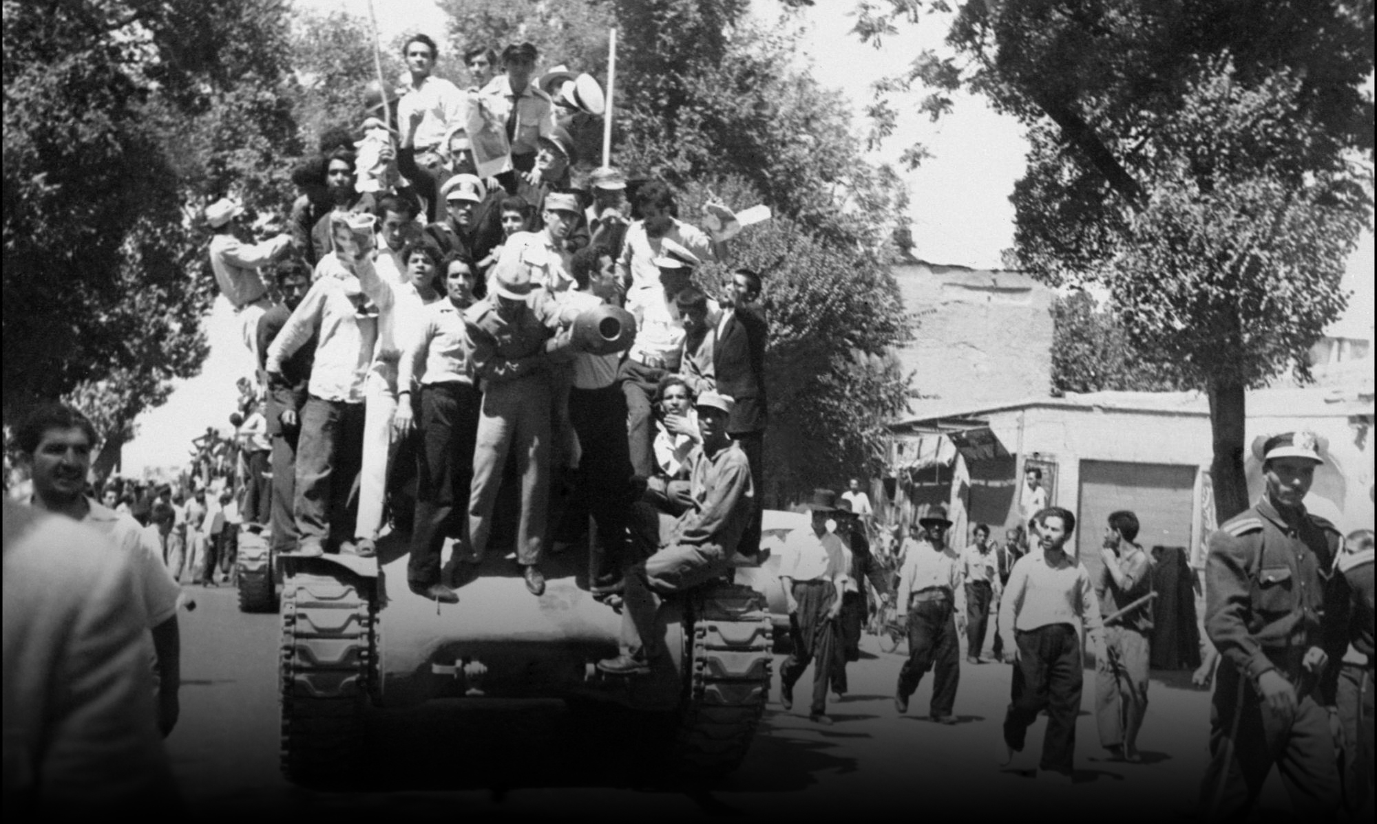 Tüntetők egy tankon 1953-ban Teheránban.