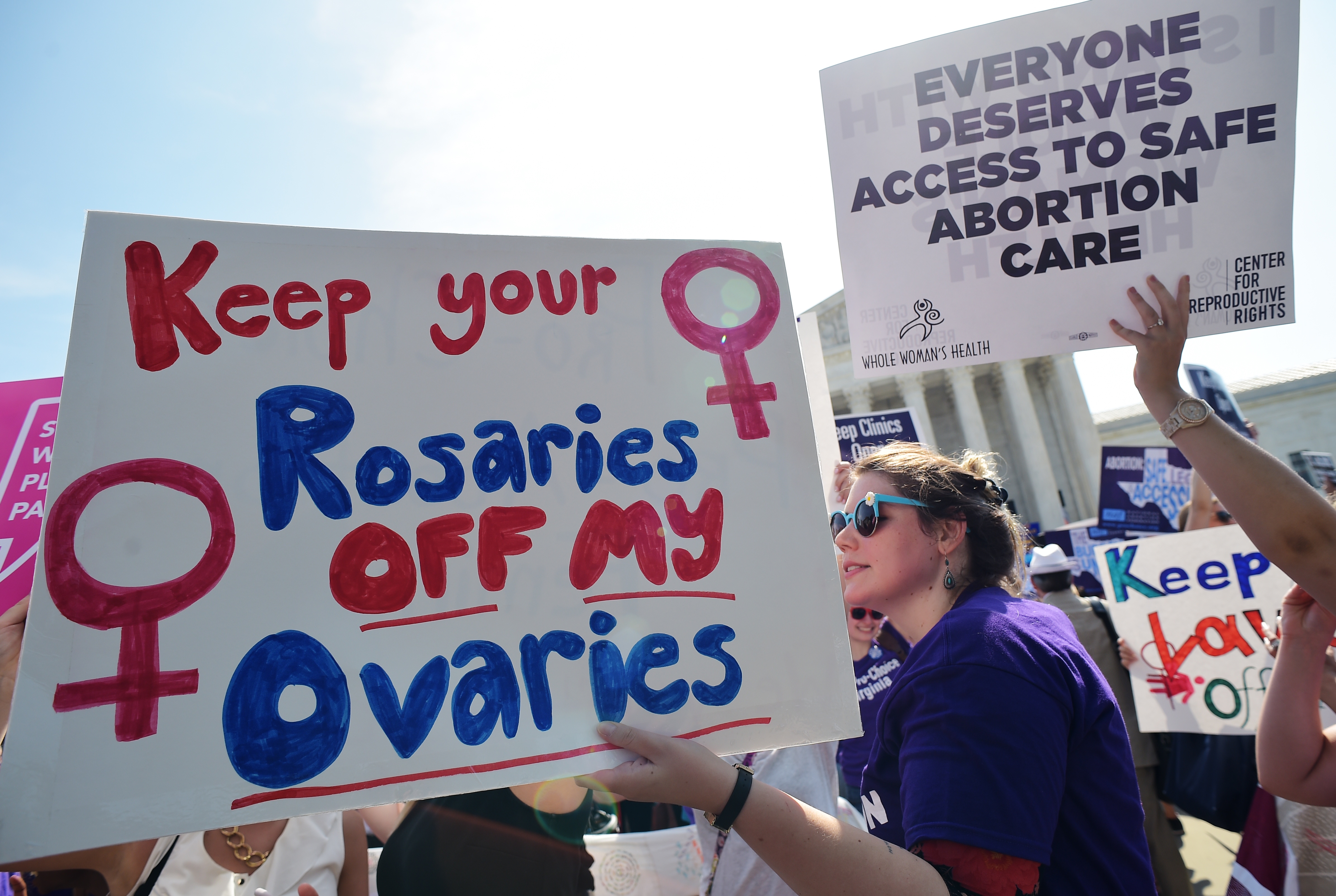 A texasi kormányzó aláírta a „nemierőszak-biztosításról” szóló törvényt