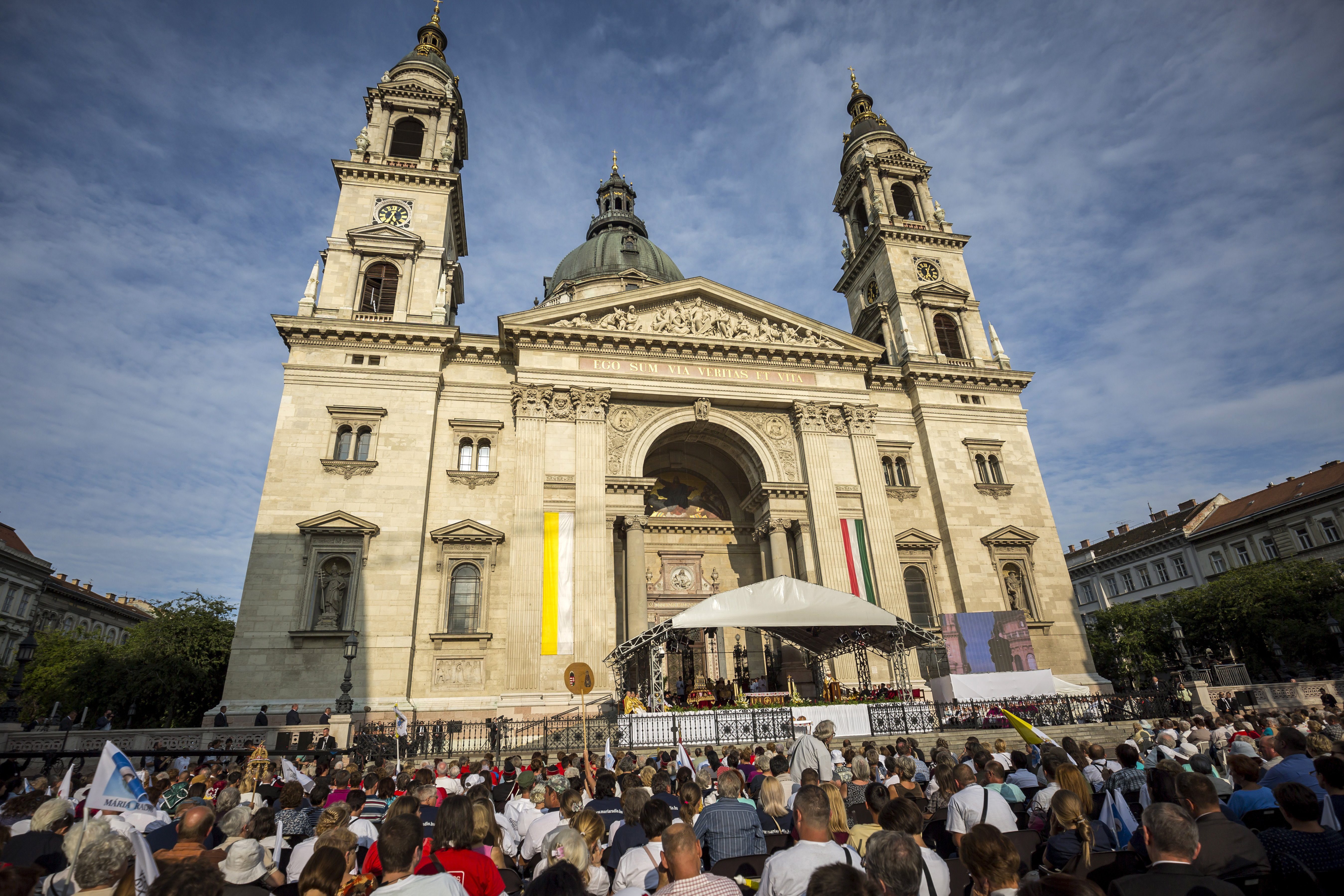 Résztvevõk a Szent István-napi ünnepi szentmisén a budapesti Szent István-bazilika elõtt 2017. augusztus 20-án