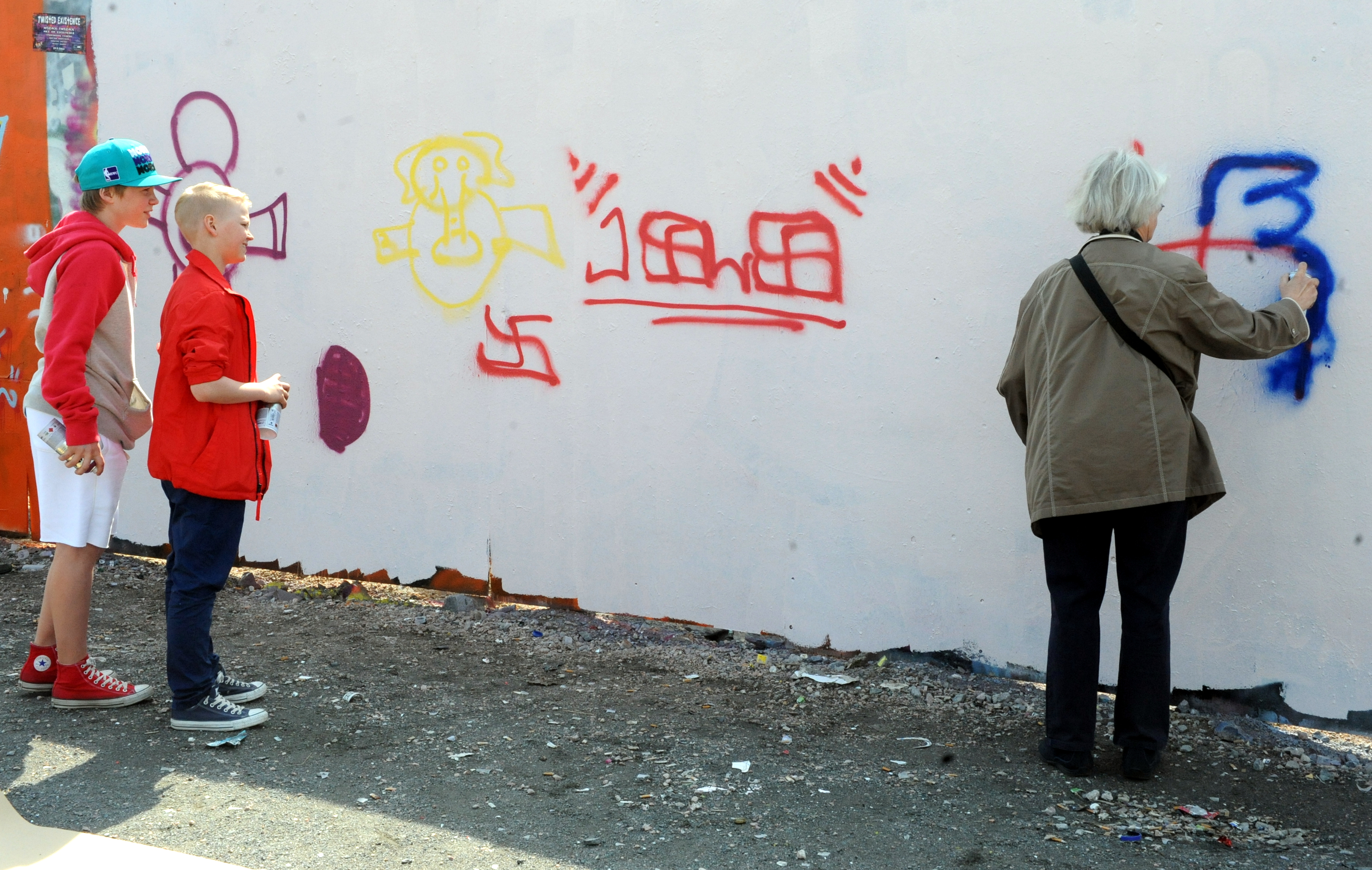 30 éve tünteti el Berlin falairól a neonáci feliratokat a 70 éves nő