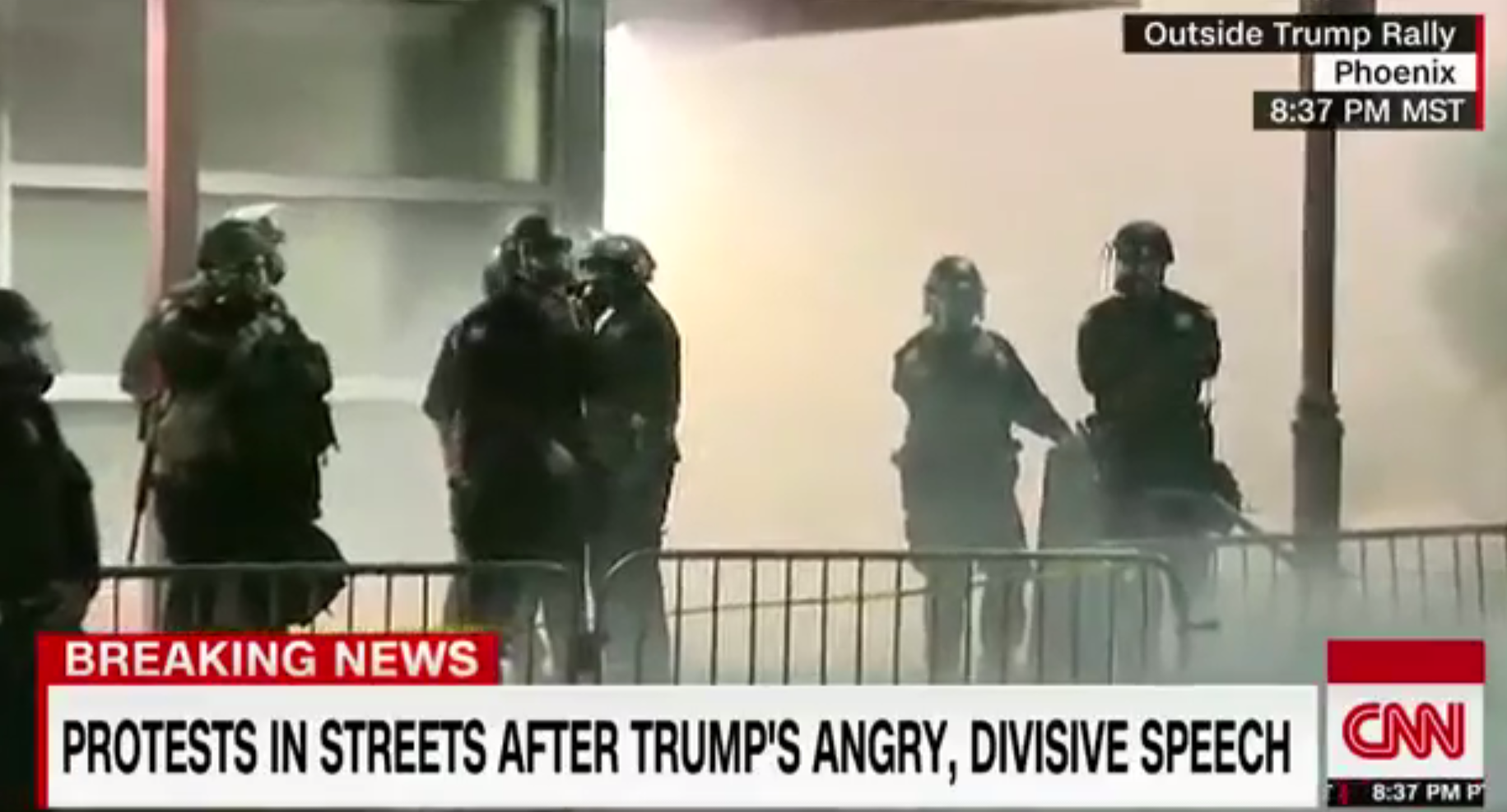 Könnygázzal oszlatták a tüntetőket Trump beszéde közben