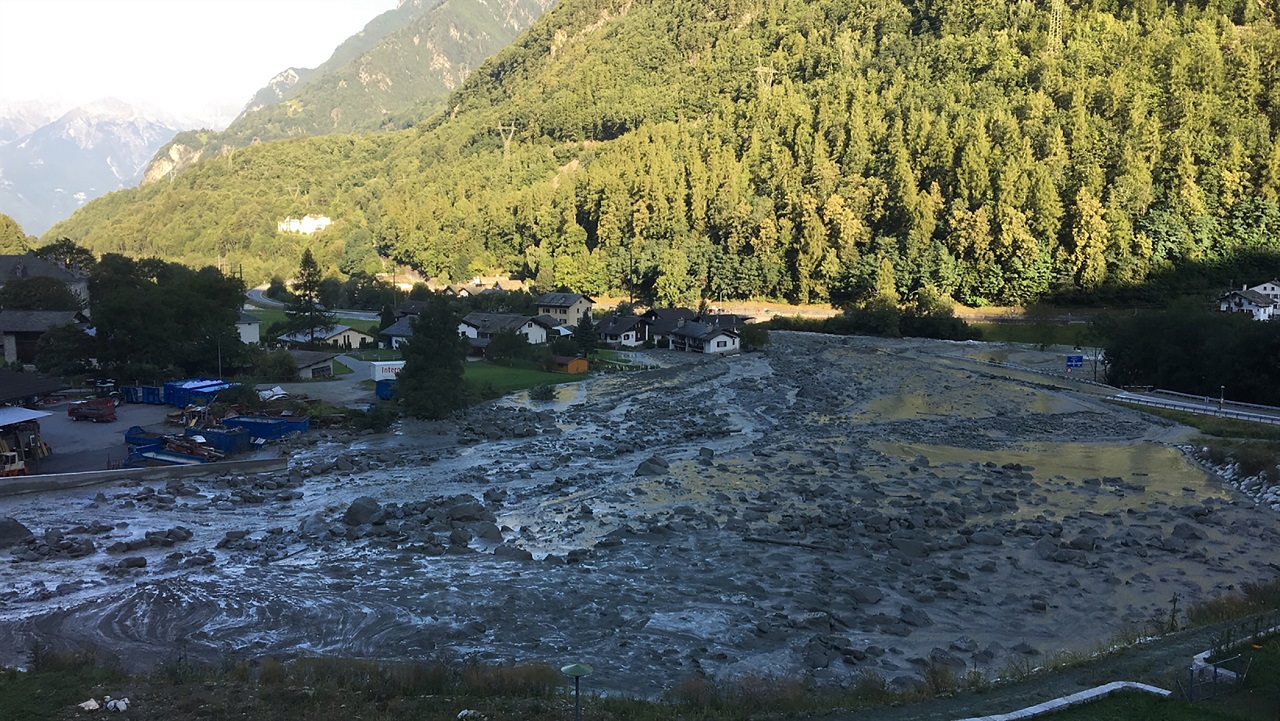 Nyolcan eltűntek egy svájci földcsuszamlásában