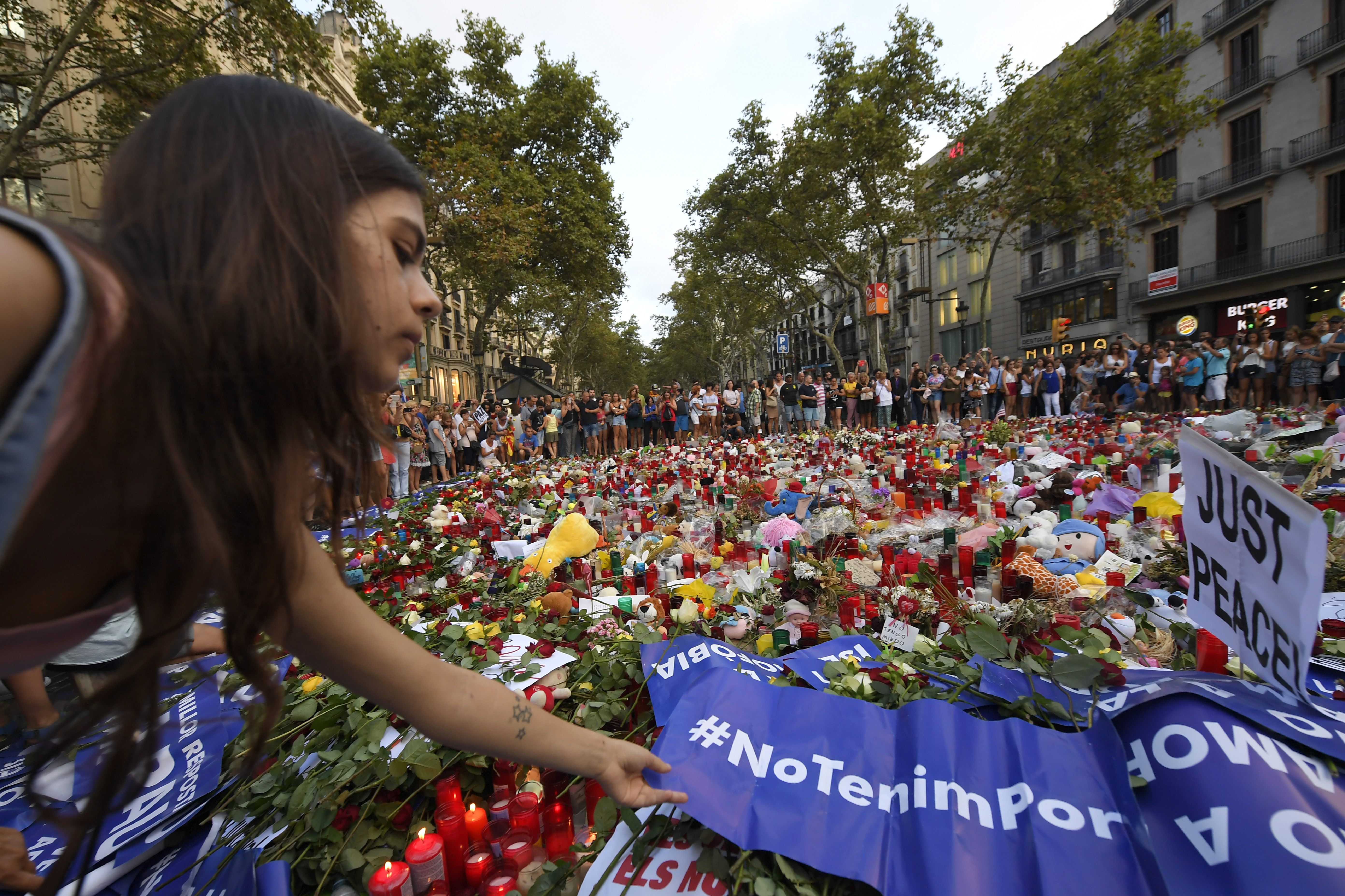 Békemenet Barcelonában: Százezrek tüntettek a terror ellen