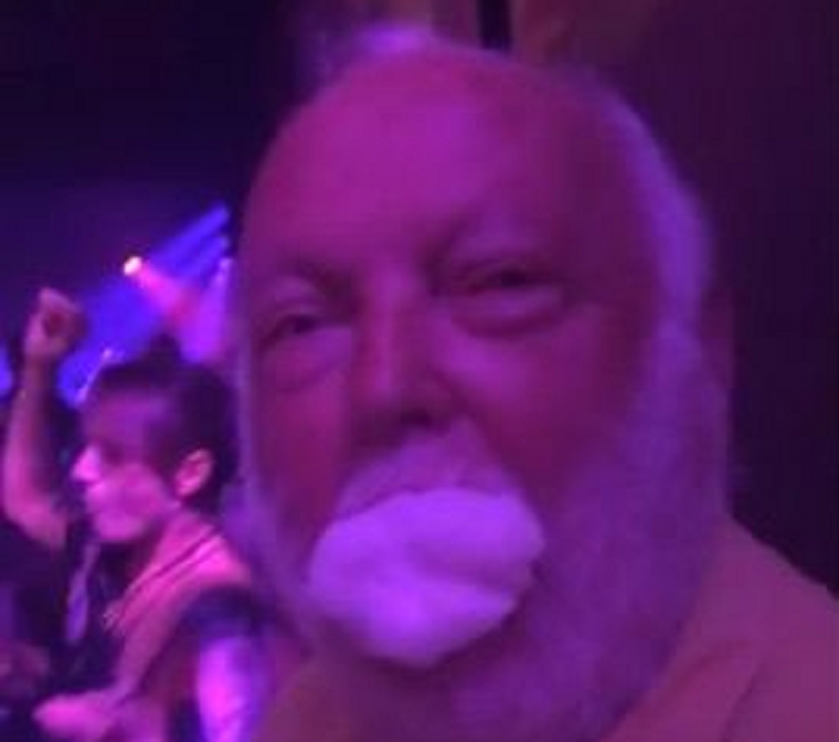 Furcsa fehér habot tömtek Andy Vajna szájába az ibizai Heart klubban