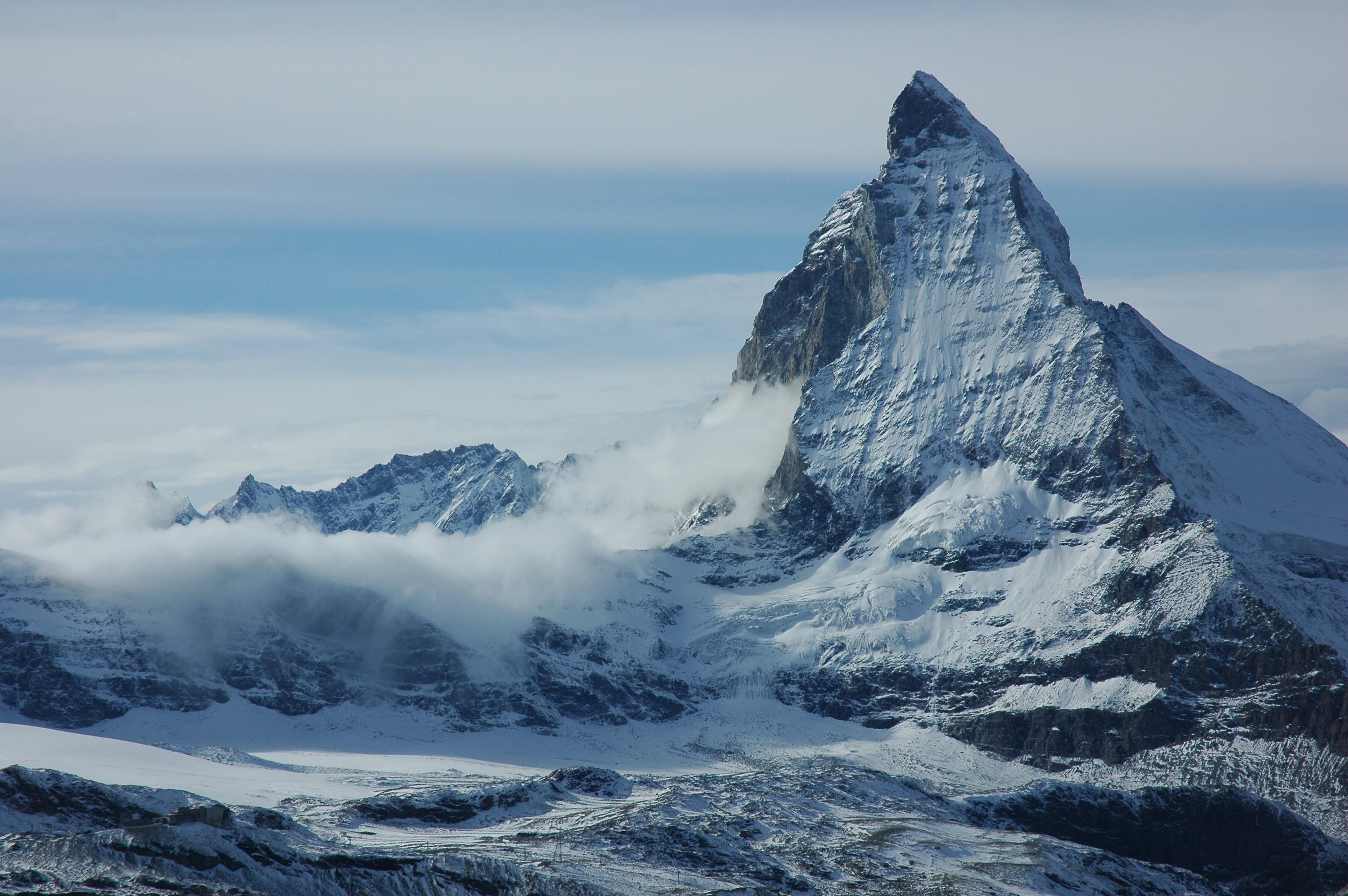 Holtan találtak öt síelőt a svájci Alpokban, egyet továbbra is keresnek