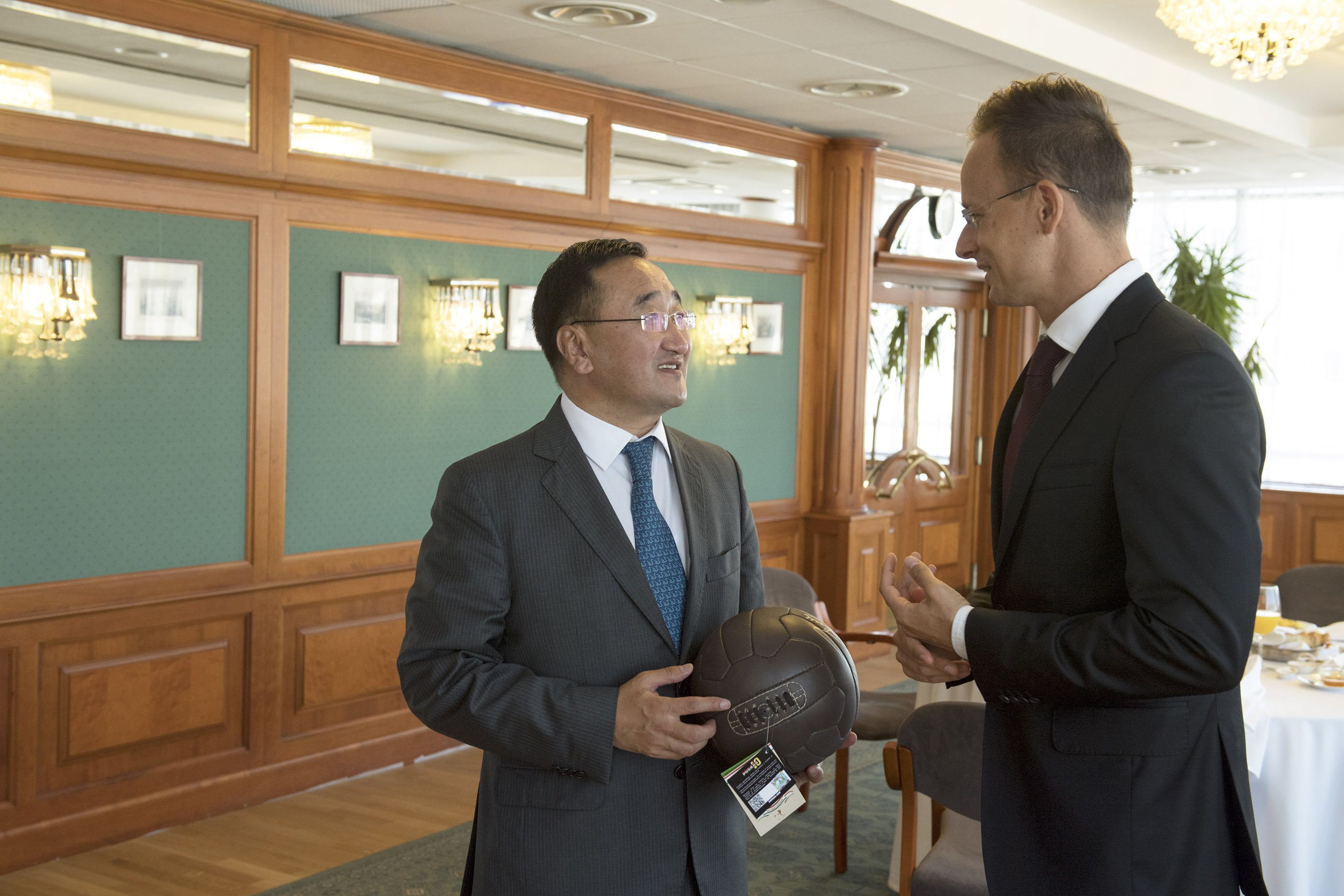 Szijjártó Péter focilabdát ajándékozott a volt mongol külügyminiszternek