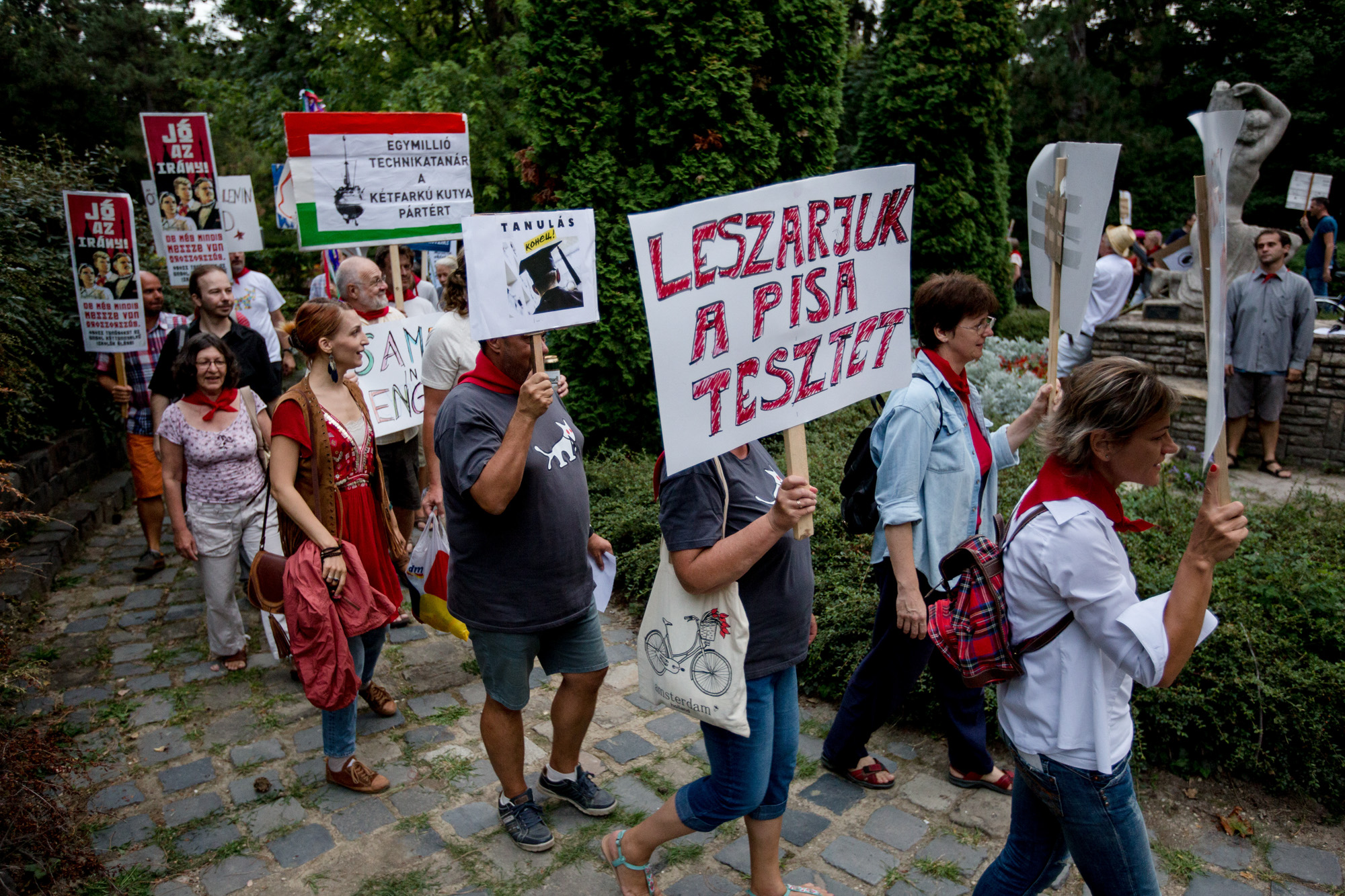 A szocialista oktatásért demonstrált a Magyar Kétfarkú Kutyapárt
