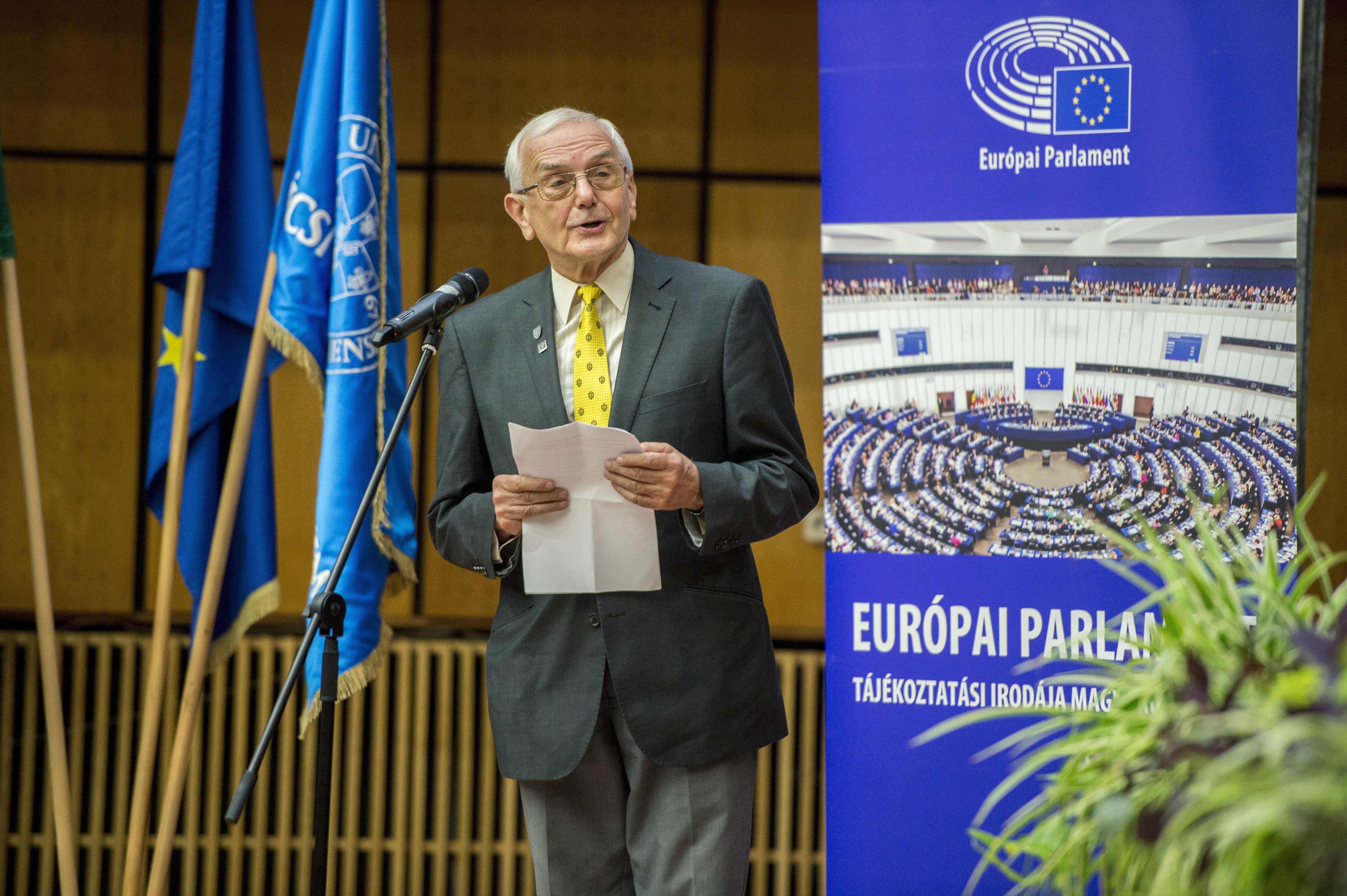 Európai polgári díjat kapott Szilárd István, az európai migrációs egészségügyi program megalapítója és vezetője