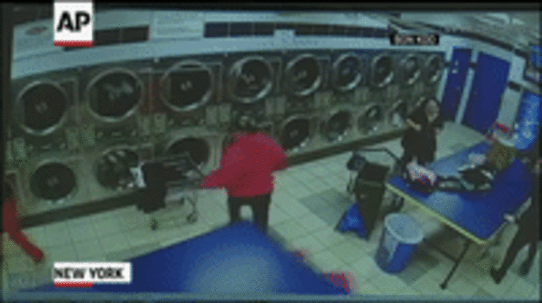 Horror New Yorkban: rükvercben hajtott be a mosodába a Világ Legbénább Sofőrje