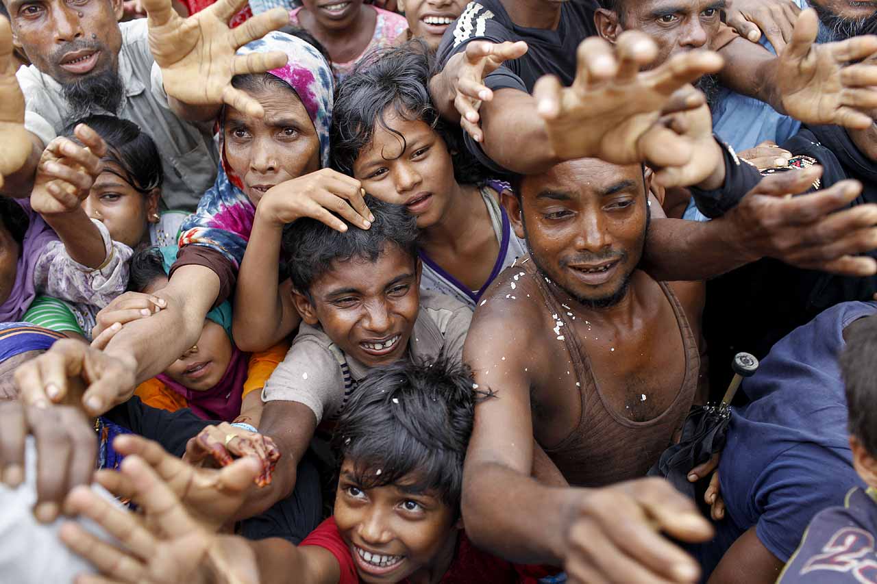 Segélyre váró rohingyák egy bangladesi menekülttáborban, szeptember 5-én.