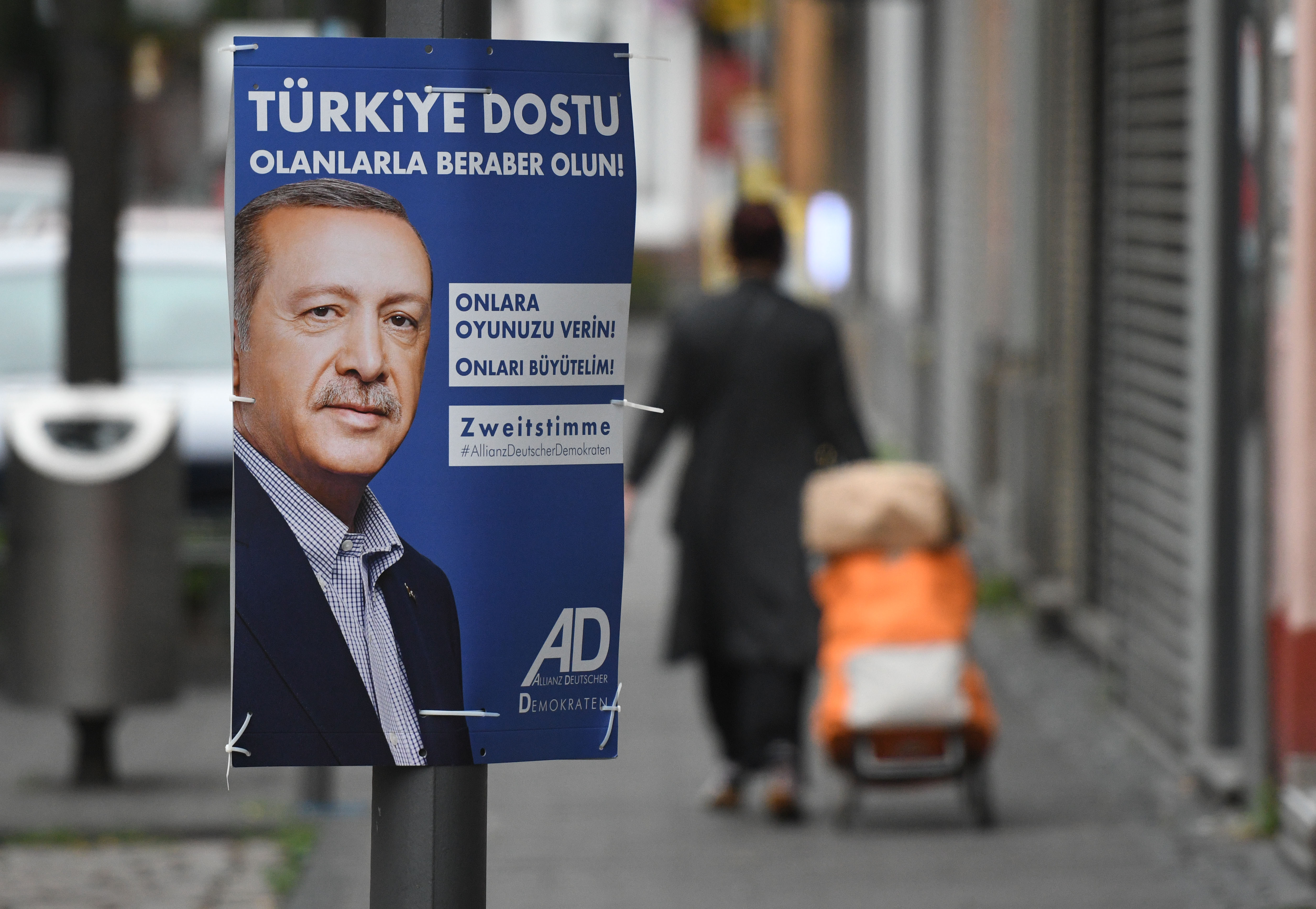 Erdogan képével és török szöveggel kampányol egy párt Németországban