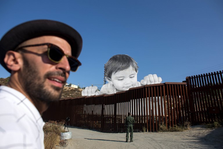 Óriási kisfiút helyeztek a mexikói kerítésre