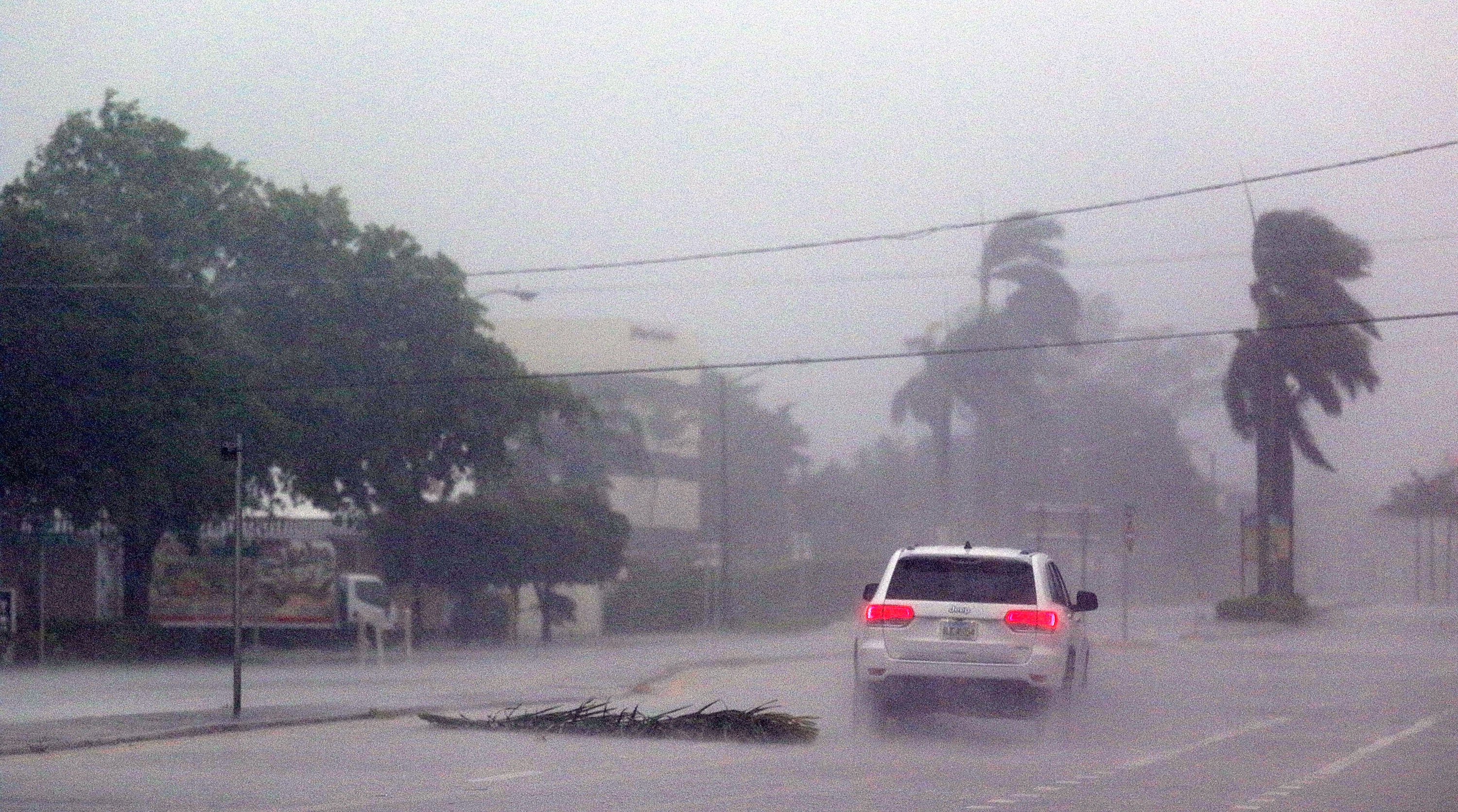Irma felhőfala elérte Florida Keyst, a hurrikán mindjárt megérkezik Floridába