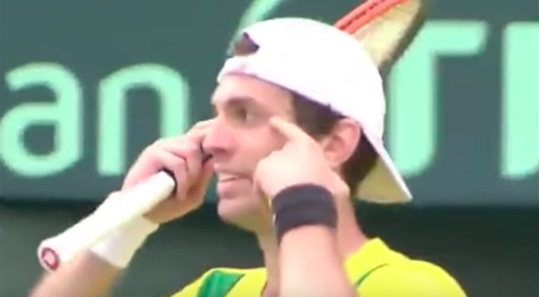A vágott szeműeken gúnyolódott a brazil teniszező, megbüntették