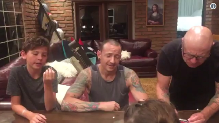 Nevet és viccelődik utolsó videóján a Linkin Park frontembere