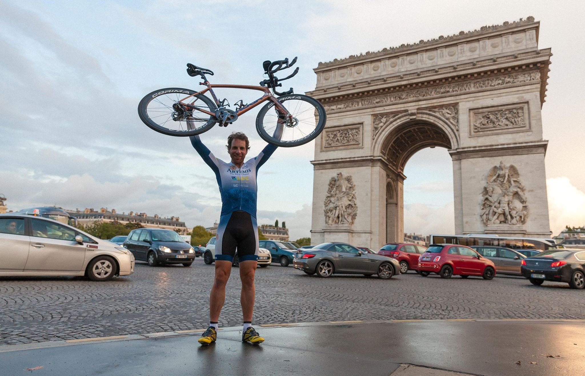 44 nappal döntötték meg a Föld körüli biciklizés világrekordját