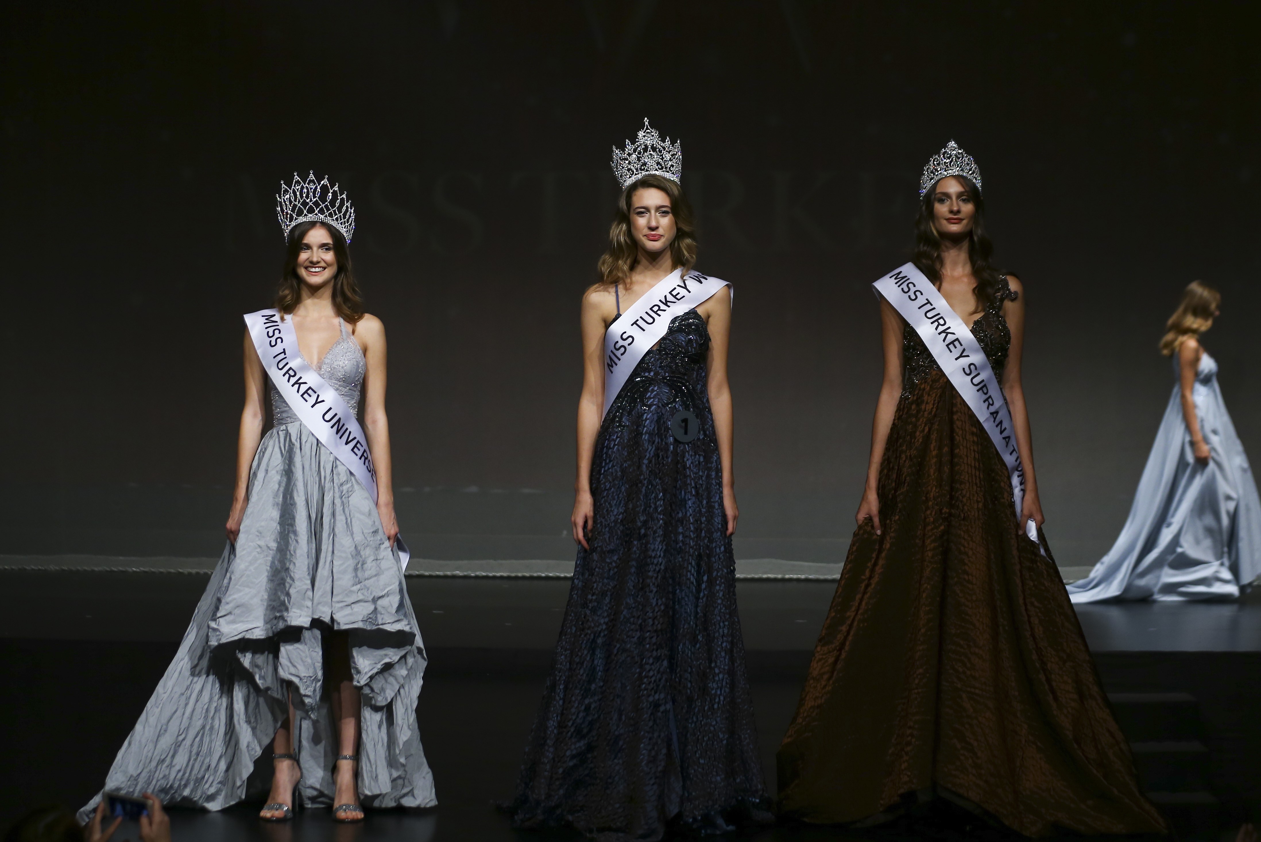 Szidta a rendszert, egy nappal a verseny után megfosztották Miss Törökországot koronájától