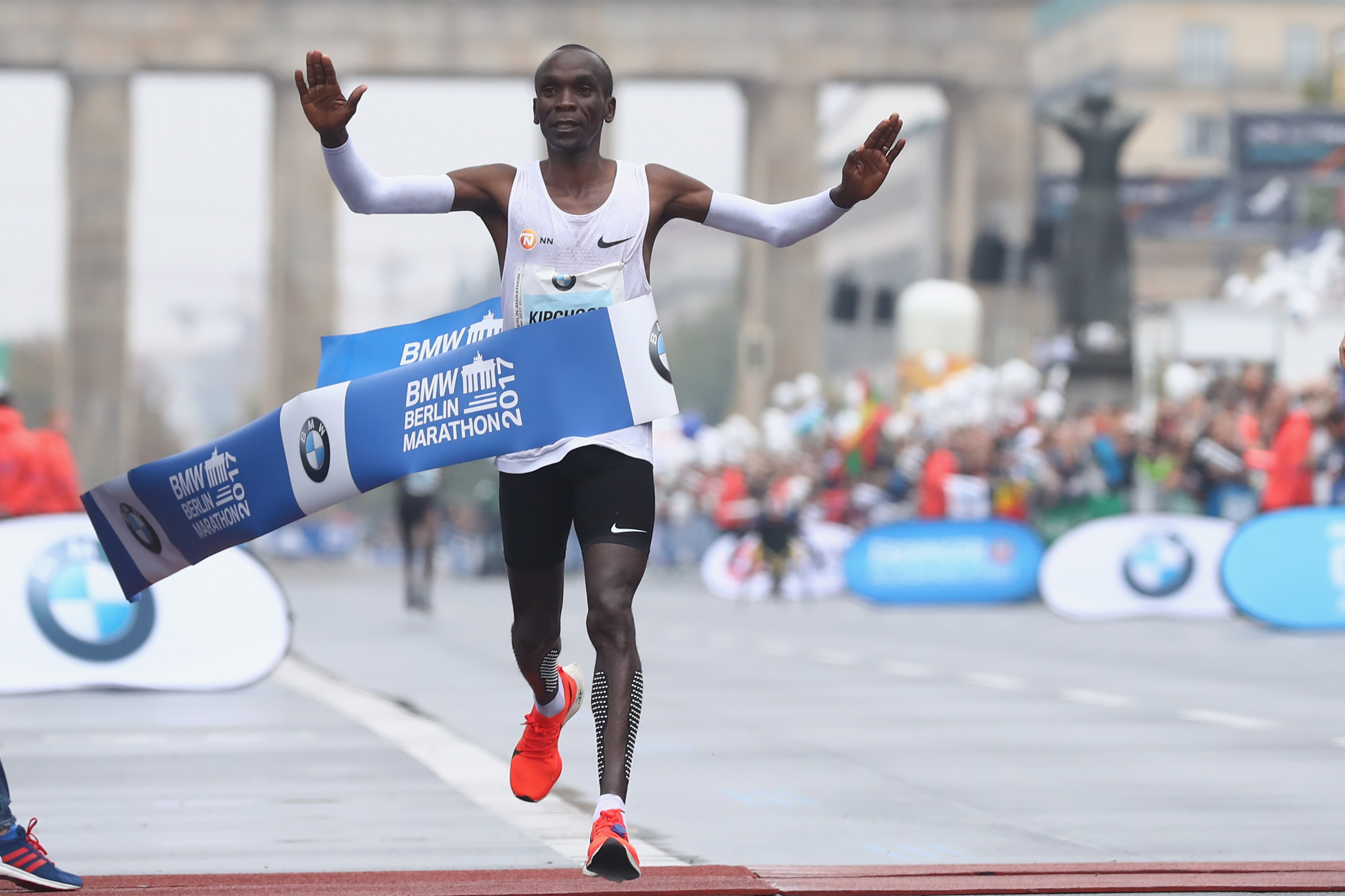 A kenyai Eliud Kipchoge nyerte a 44. berlini maratont