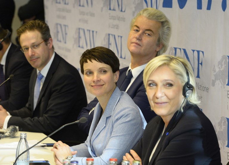 Marine Le Pen a francia Nemzeti Front elnöke fülhallgatóval; mellette Frauke Petry, a német AfD volt vezetője; mögötte Geert Wilders, a holland PVV elnöke. A szemüvegben látható Matteo Salvini az olasz Északi Liga vezetője.