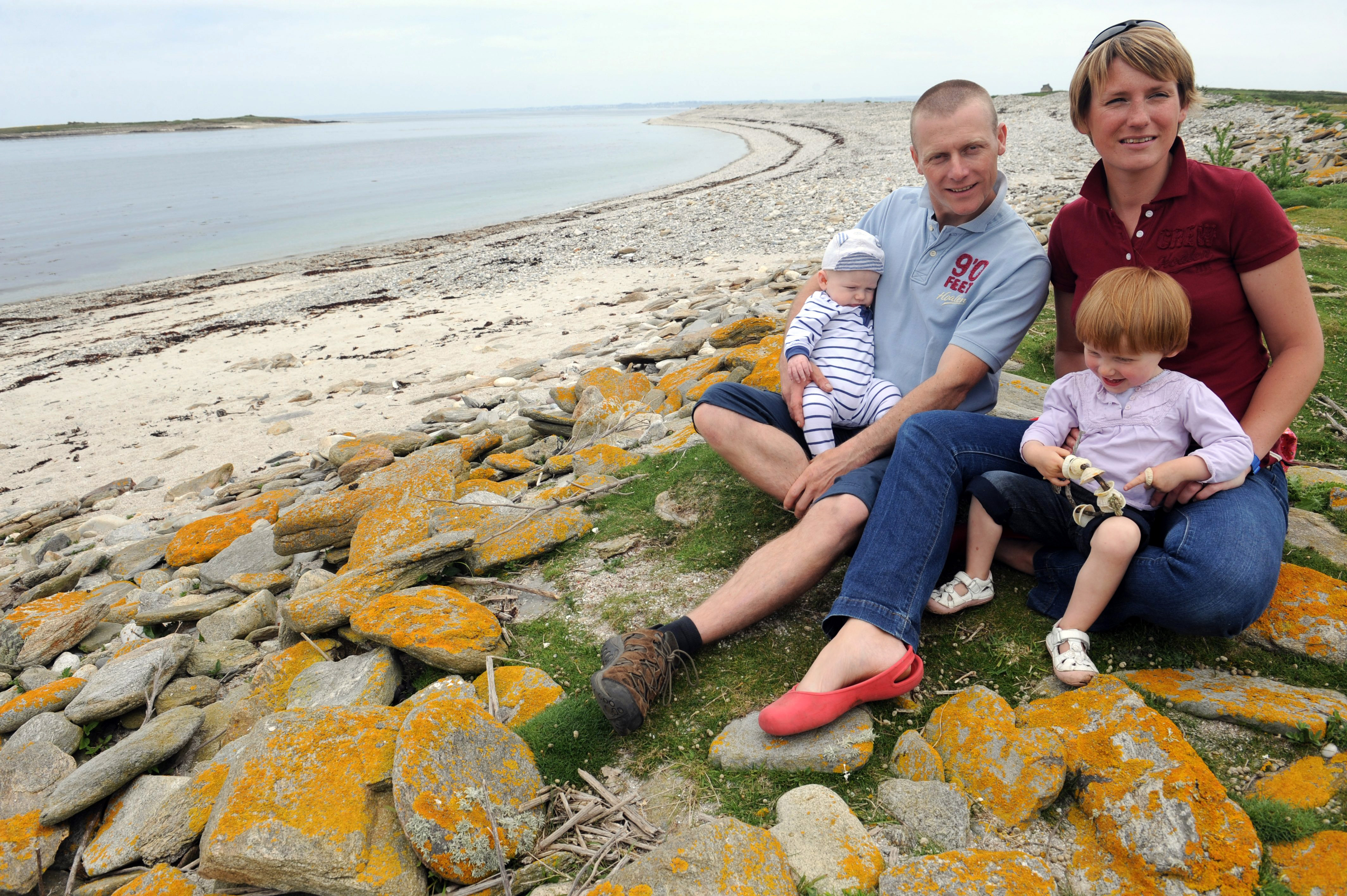 A Cuisnier-házaspár és gyermekeik 2012-ben, a szigeten töltött ötödik évükben.