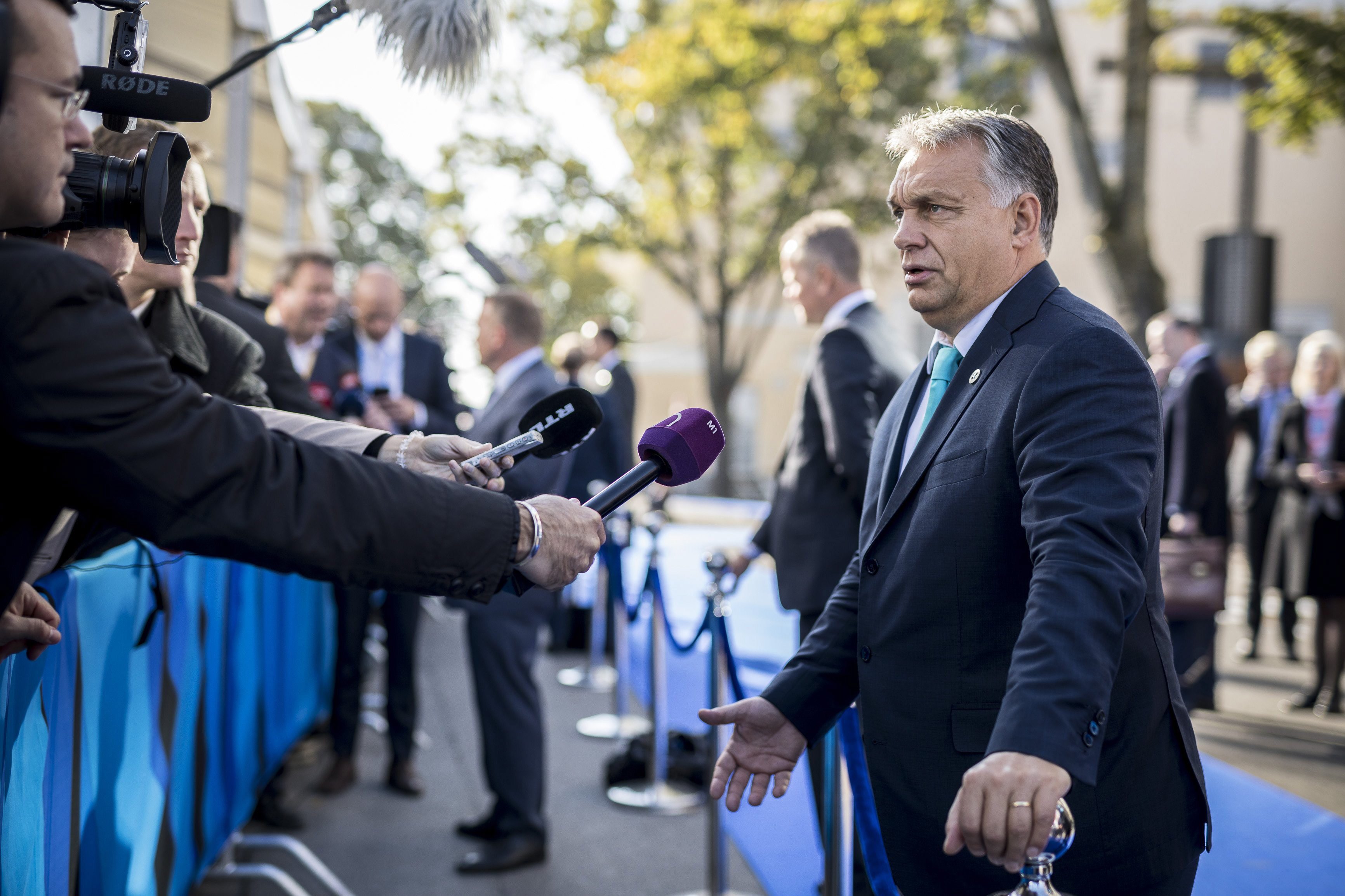 Orbán a gumiszurkáló, felhergelt őcsényi tiltakozók pártjára állt