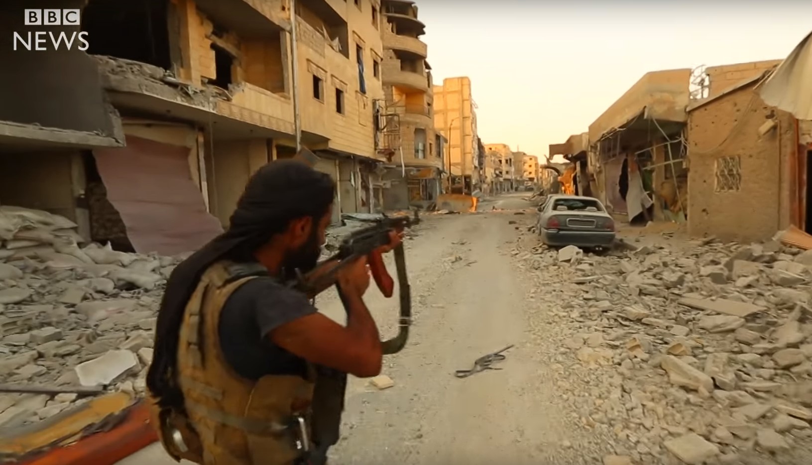 Így néz ki az ISIS elleni harc a porig rombolt Rakkában közvetlen közelről