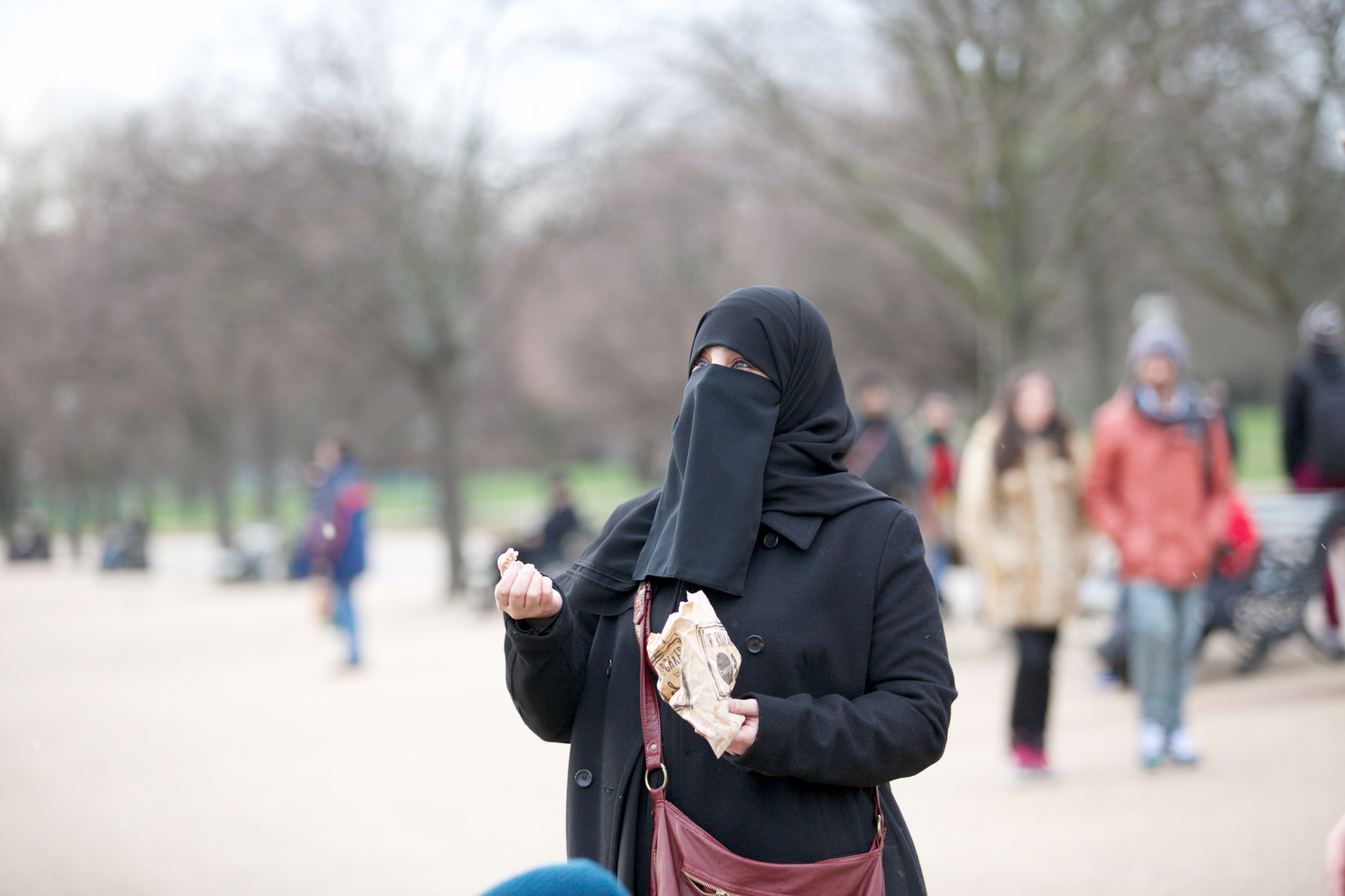 Ausztriában mától tilos egész arcot takaró muszlim kendőt viselni