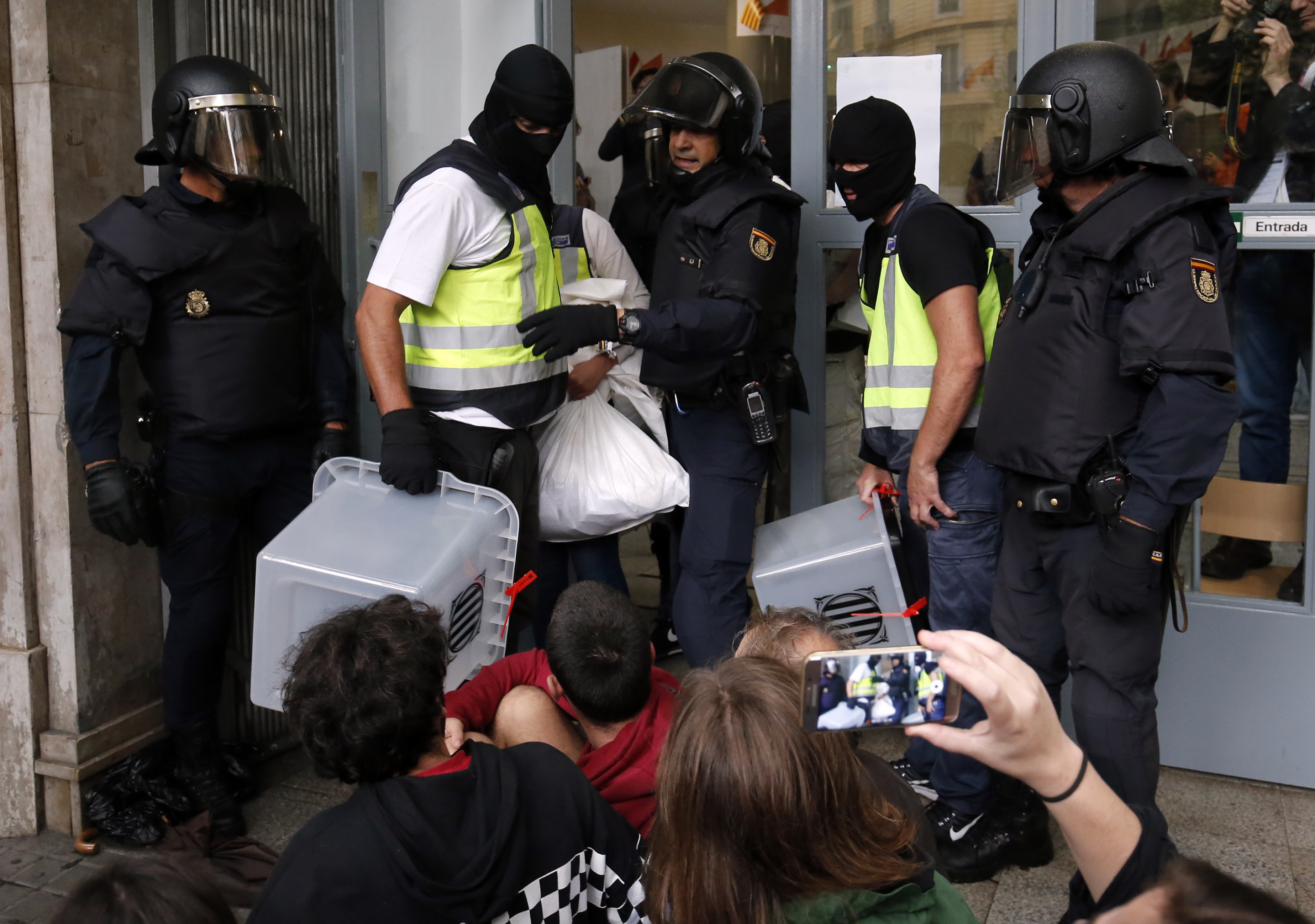 Maszkos rendőrök rángatják el az urnákat a katalán népszavazás alatt