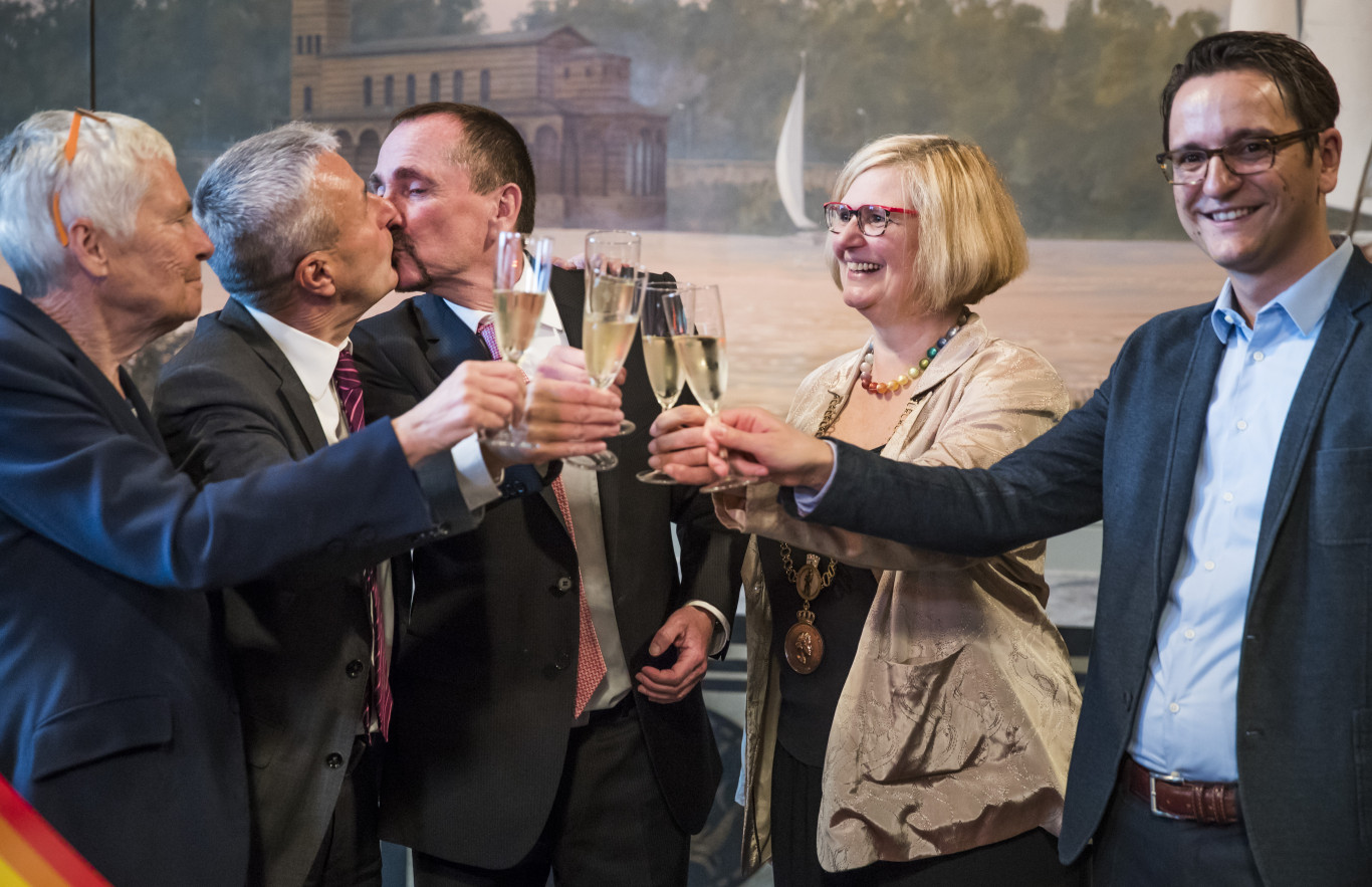 Európai Unió Bírósága: Egy EU-tagállam köteles elismerni egy másikban kötött melegházasságot