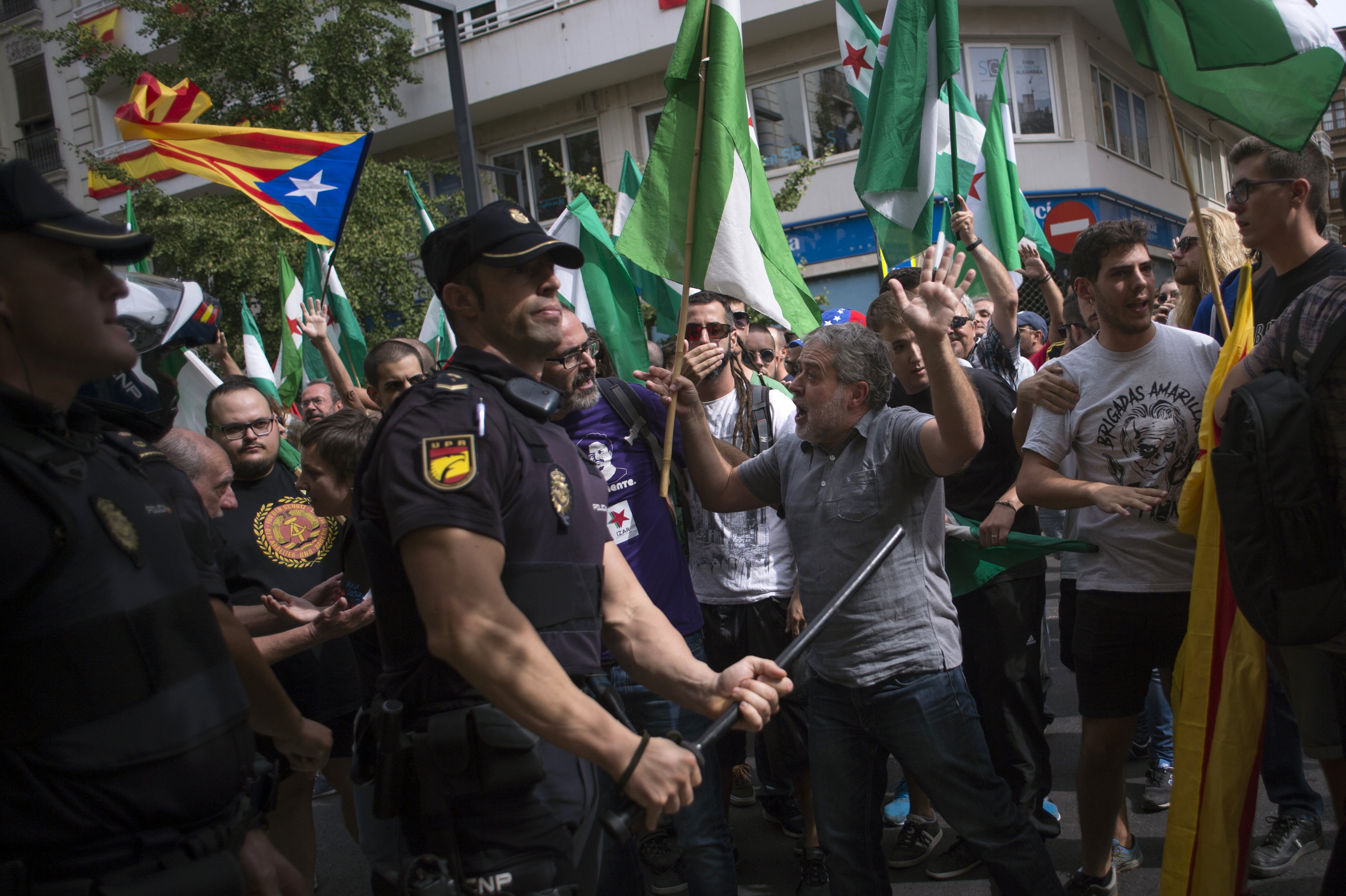 Elsöprő többség szavazott a katalán függetlenség mellett, 800 sérültje van az összecsapásoknak