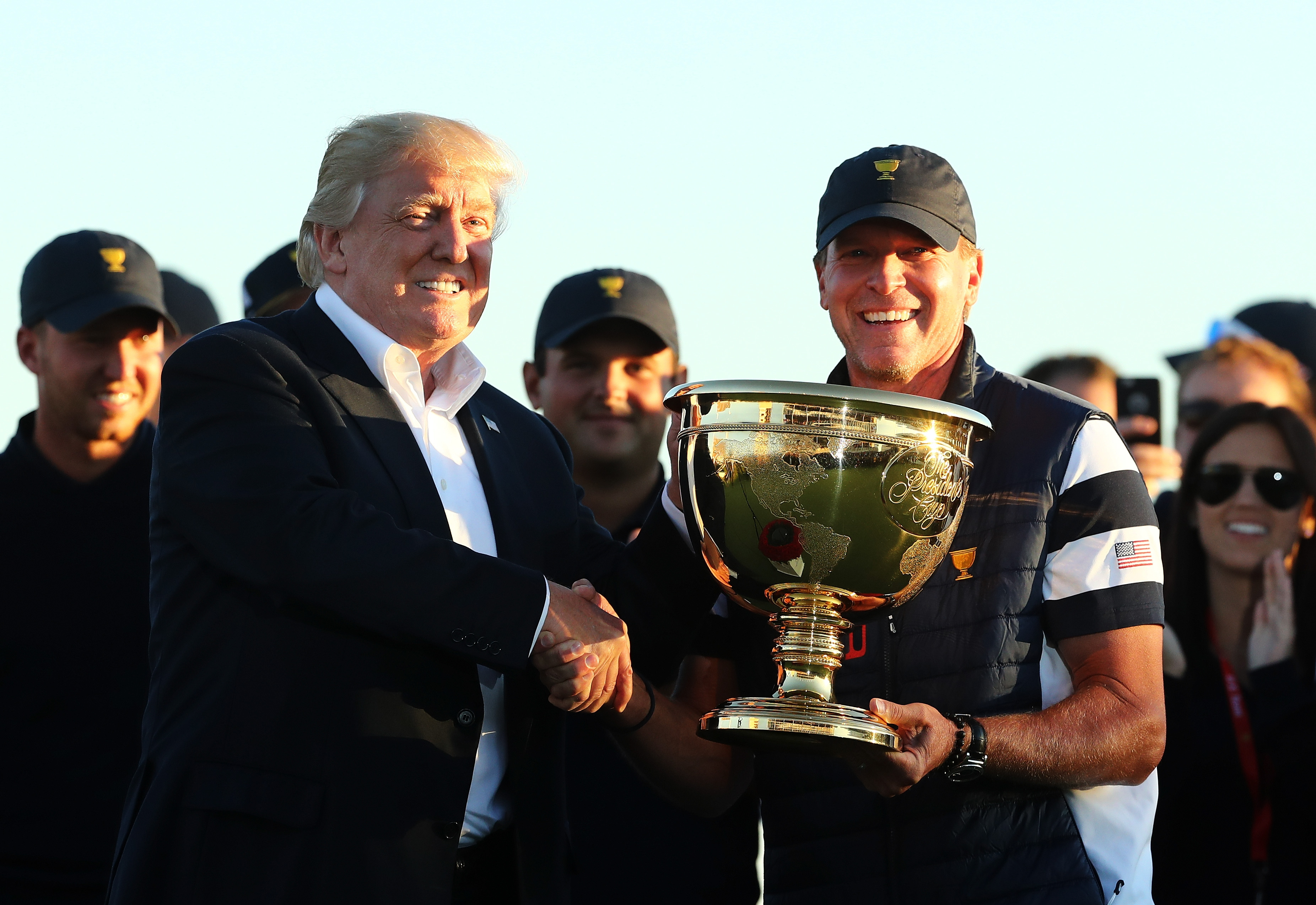 A hurrikánok áldozatainak ajánlotta az elnöki golfkupa-győzelmet Trump