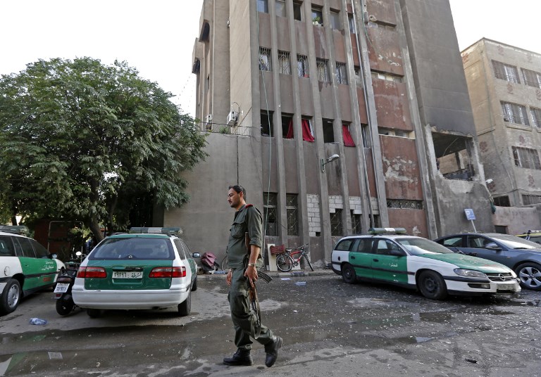 Két bomba robbant egy damaszkuszi rendőrörsnél