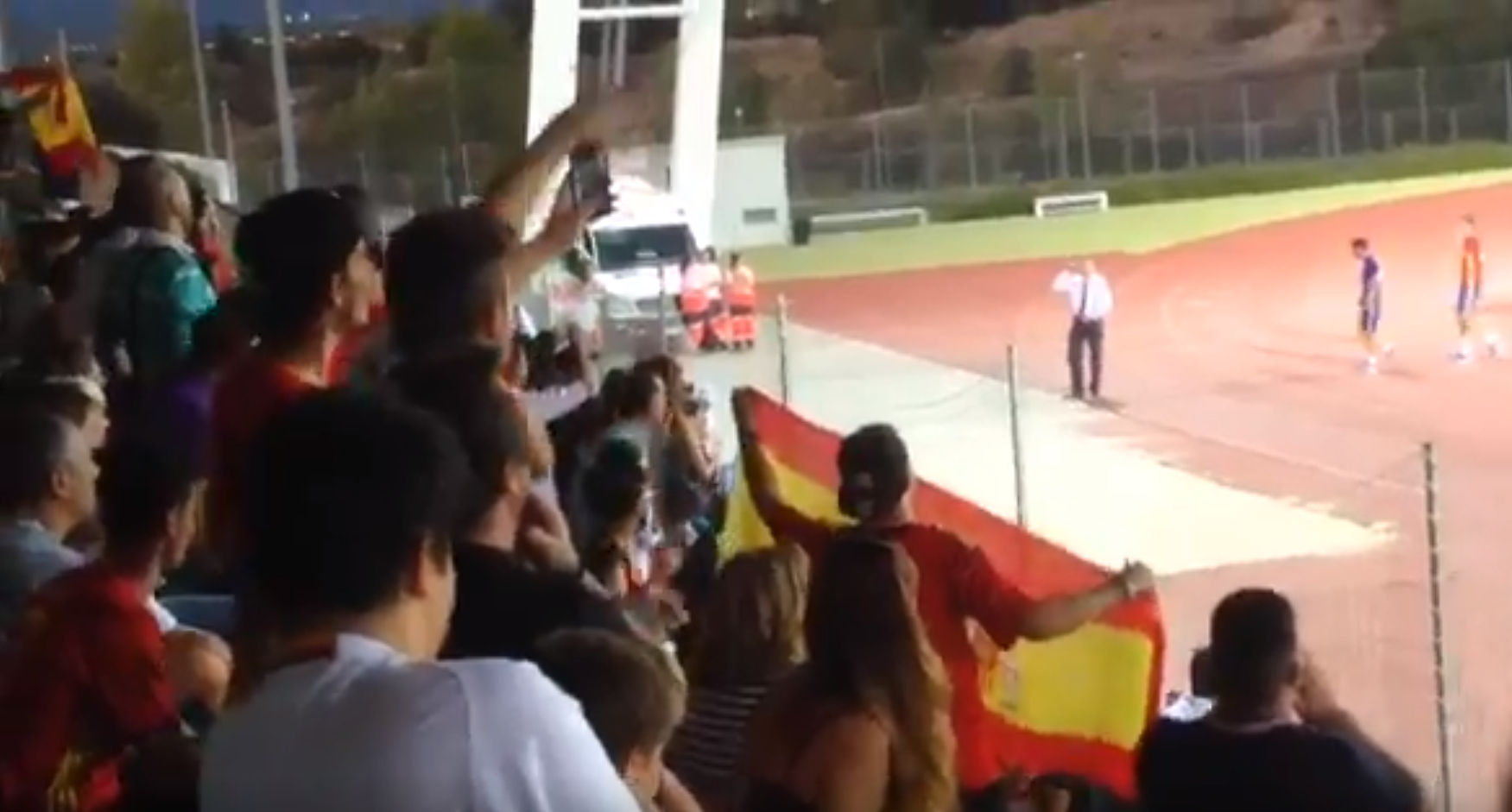 „Mocskos Piqué, takarodj a csapatból!” - üzenték a válogatott szurkolói a síró katalánnak