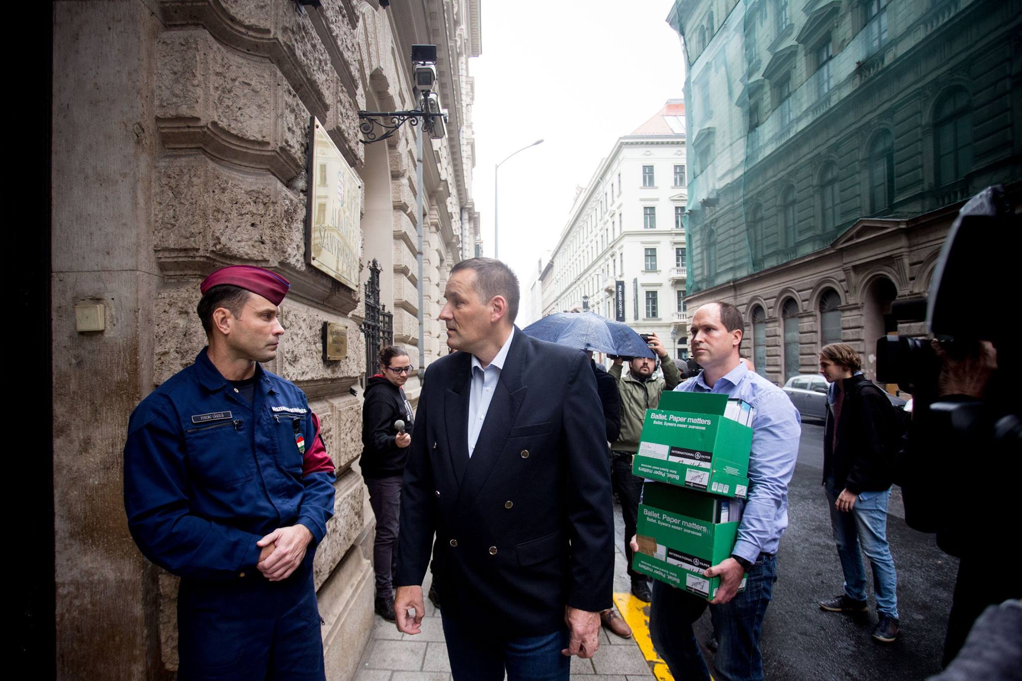 Miután feljelentették, a Jobbik át akarta adni az Állami Számvevőszéknek a kért iratokat, de azokat nem vették át