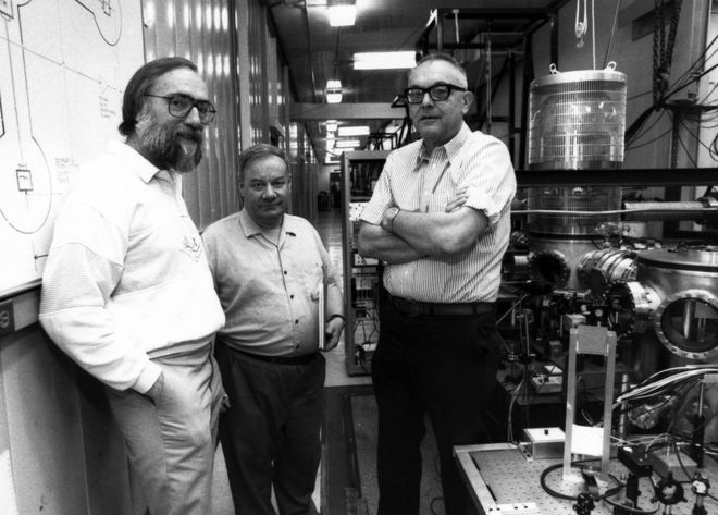 Kip Thorne, Ron Drever és Robbie Vogt, a LIGO első projektigazgatója, 1990-ben.