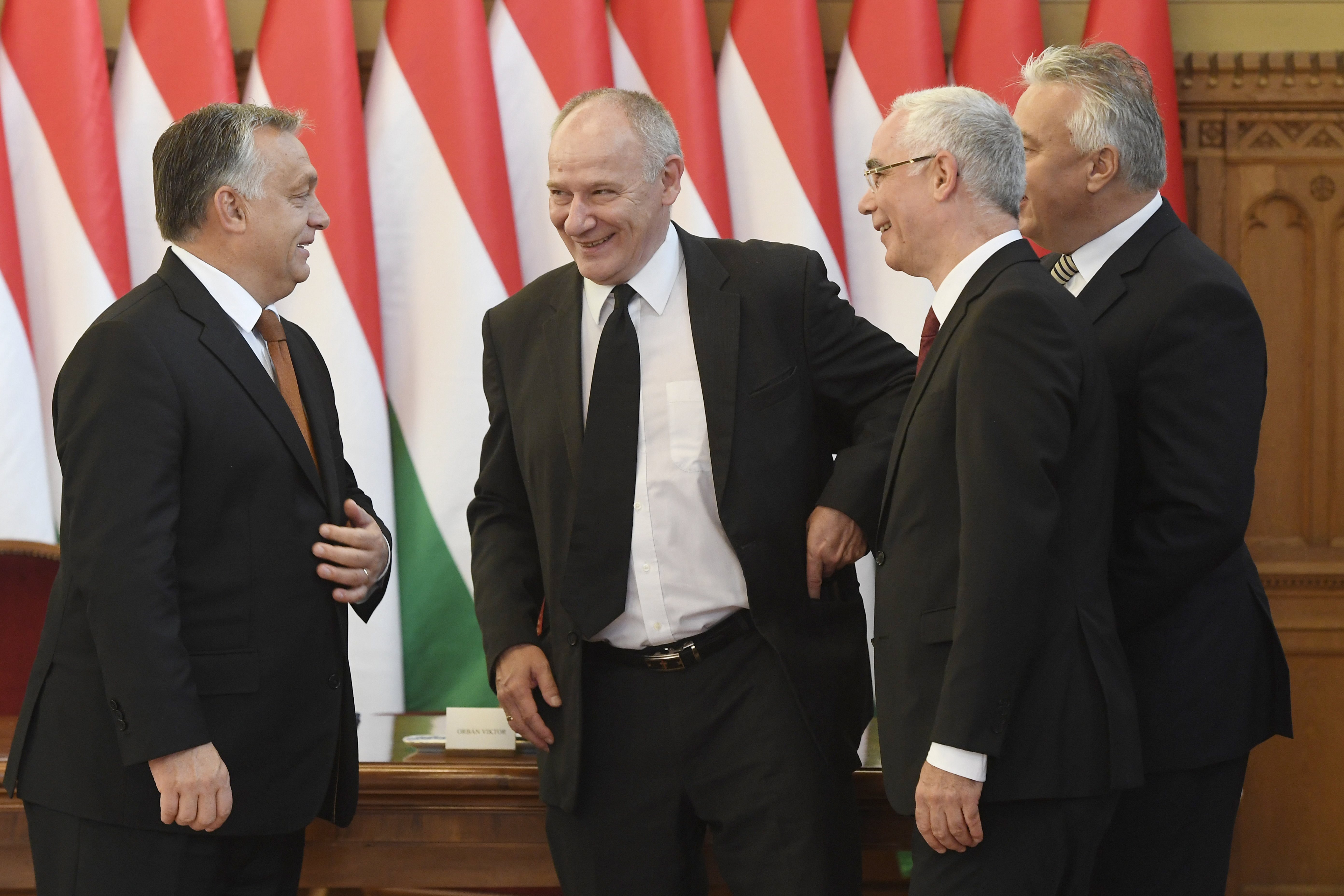 Orbán Viktor miniszterelnök és Bogárdi Szabó István püspök, az MRE Zsinatának lelkészi elnöke beszélget, miután aláírták a kormány és a Magyarországi Református Egyház közötti viszony alapelveiről, az együttműködést meghatározó feladatokról szóló megállapodást az Országházban 2017. október 4-én