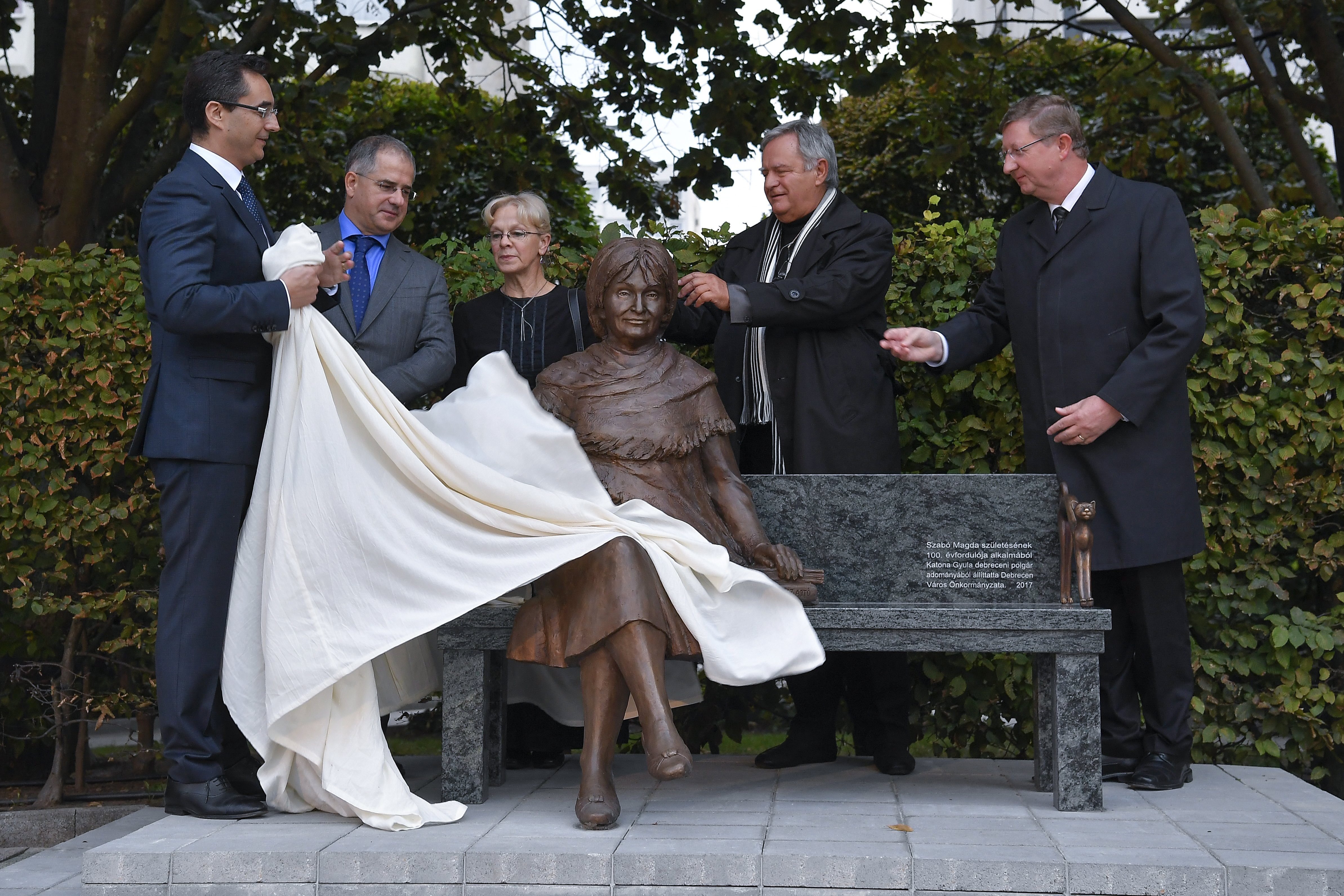 A 100 éve született Szabó Magda szobrot kapott Debrecenben