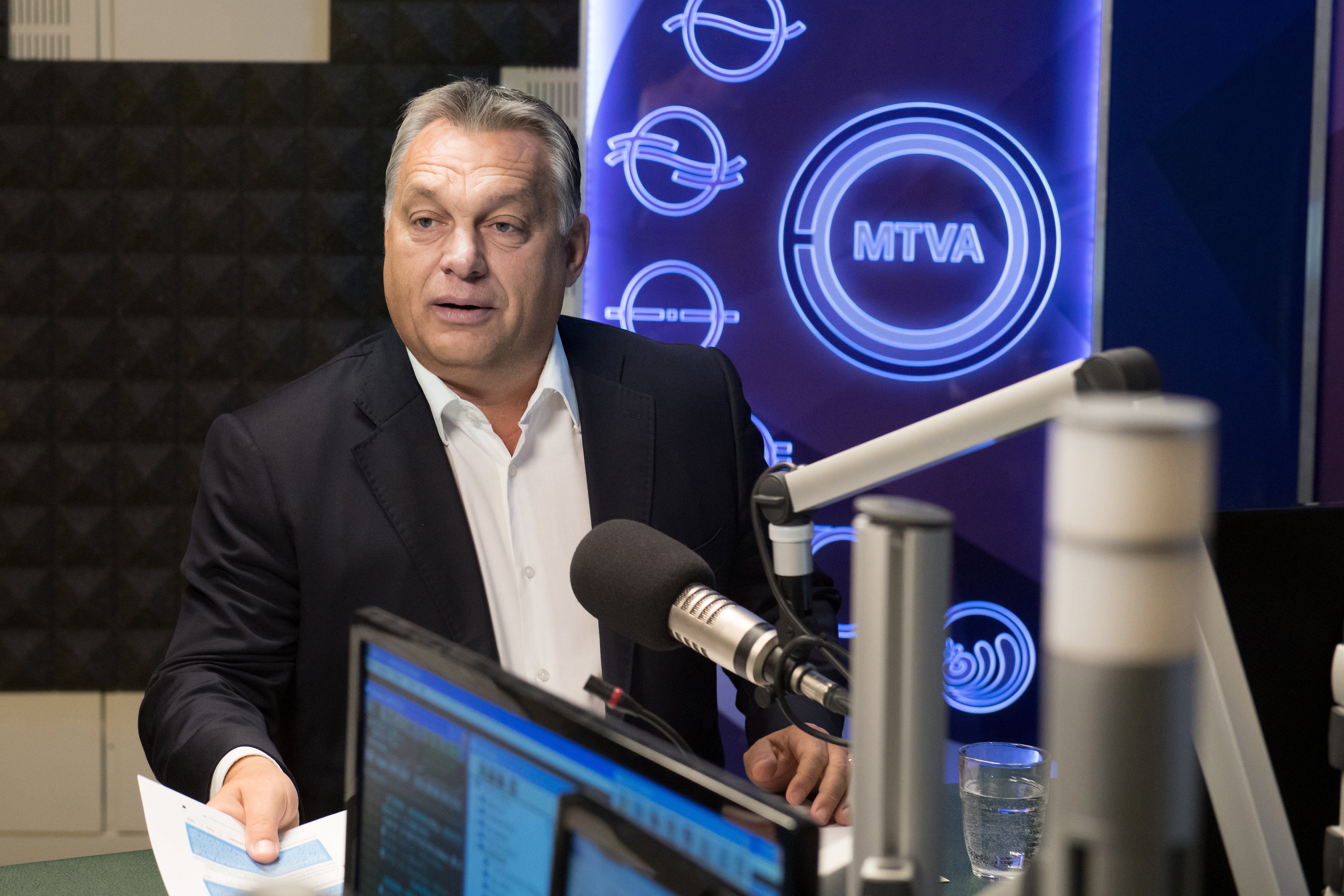 Orbán Viktor miniszterelnök interjút ad a 180 perc címû mûsorban a Kossuth Rádió stúdiójában 2017. október 6-án.