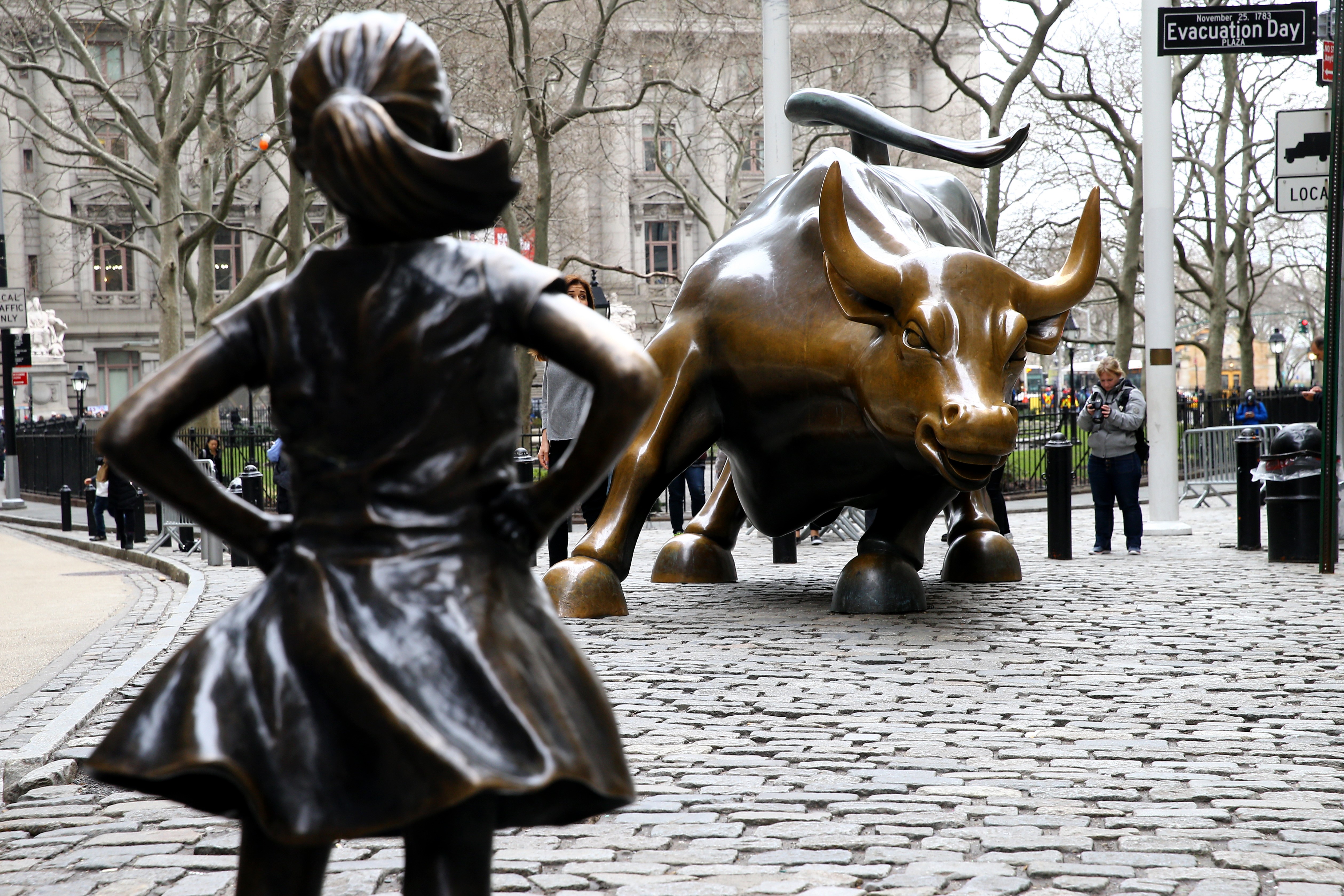 Alulfizették a nőket a cégnél, amelyik a Wall Street bikájával szembeszálló bátor kislány szobrát állíttatta