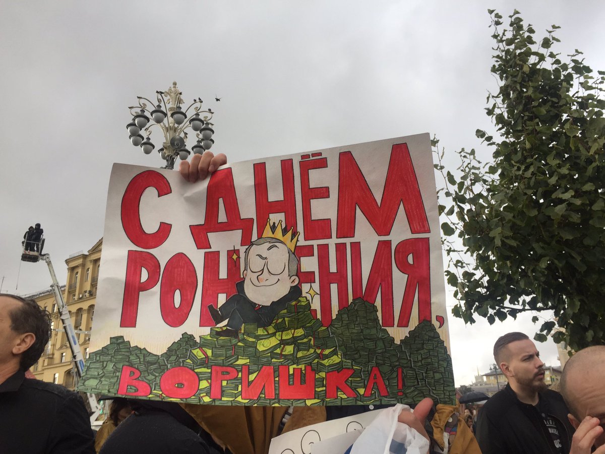 „Boldog születésnapot, te kis tolvaj!” – Így köszöntik a nagy nap alkalmából a moszkvai tüntetők az elnököt