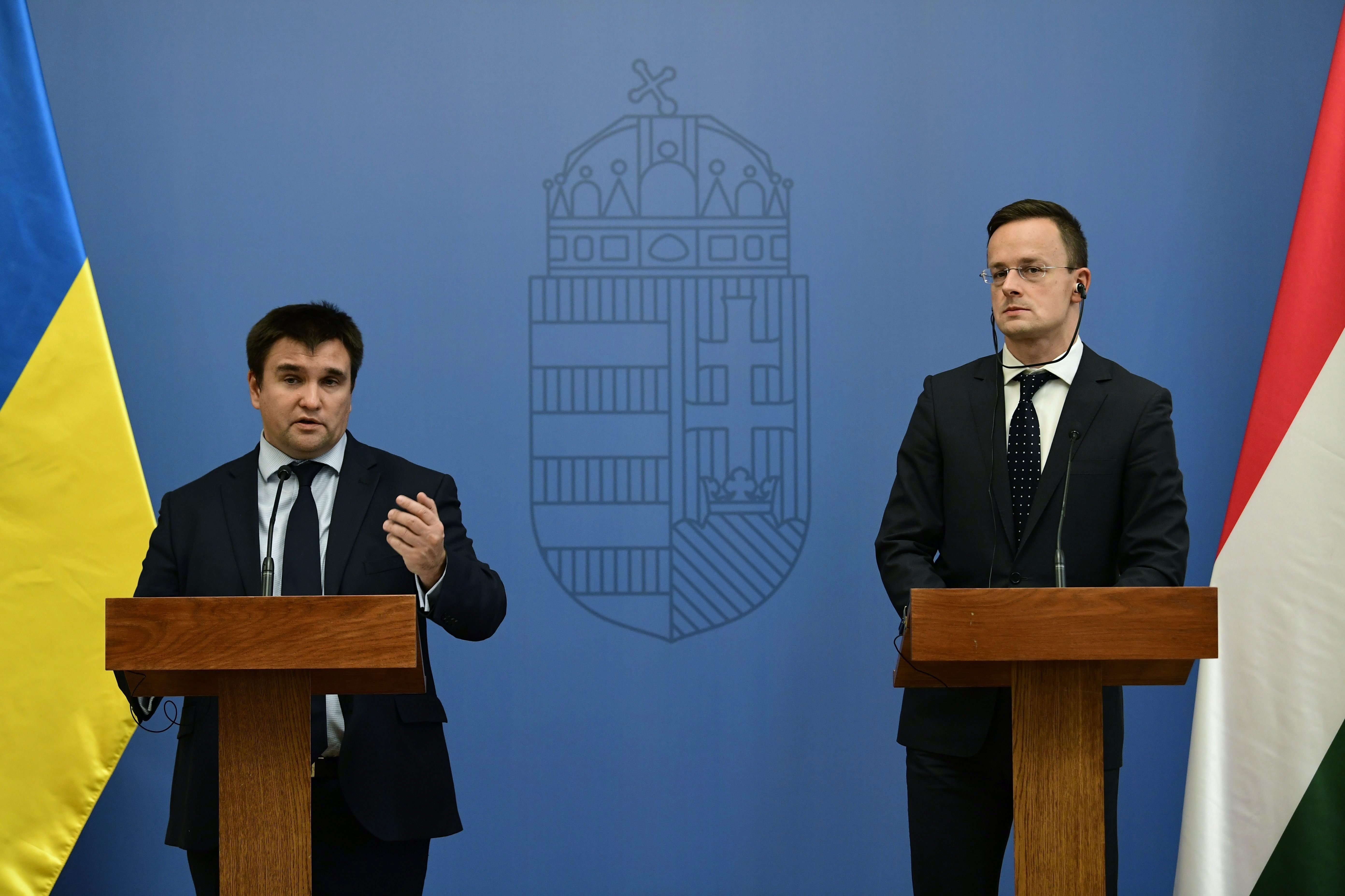 Szijjártó Péter külgazdasági és külügyminiszter (jobbra) és Pavlo Klimkin ukrán külügyminiszter a találkozójuk utáni sajtótájékoztatón a Külgazdasági és Külügyminisztériumban 2017. október 12-én.