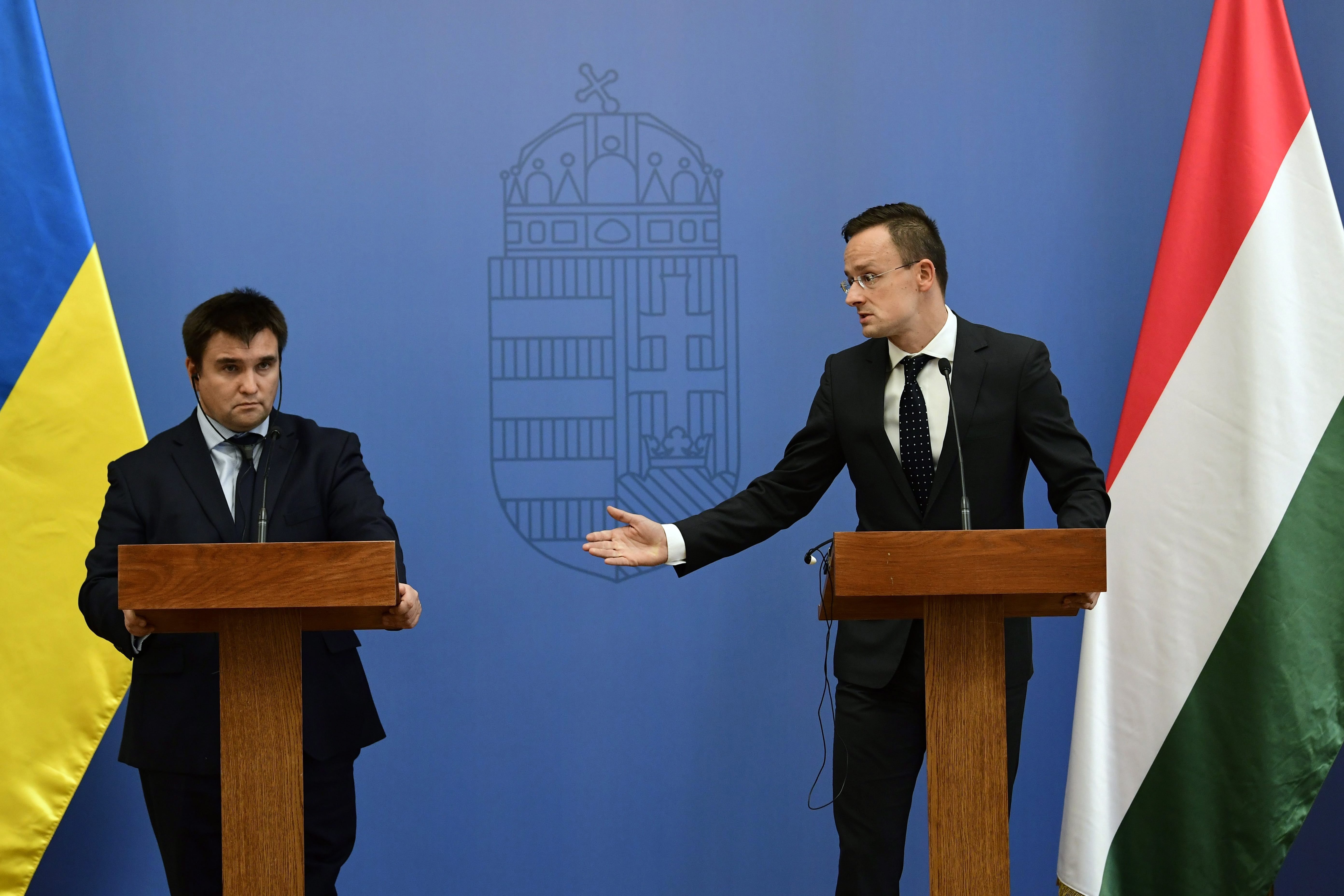 Szijjártó Péter külgazdasági és külügyminiszter (jobbra) és Pavlo Klimkin ukrán külügyminiszter a találkozójuk utáni sajtótájékoztatón a Külgazdasági és Külügyminisztériumban 2017. október 12-én.