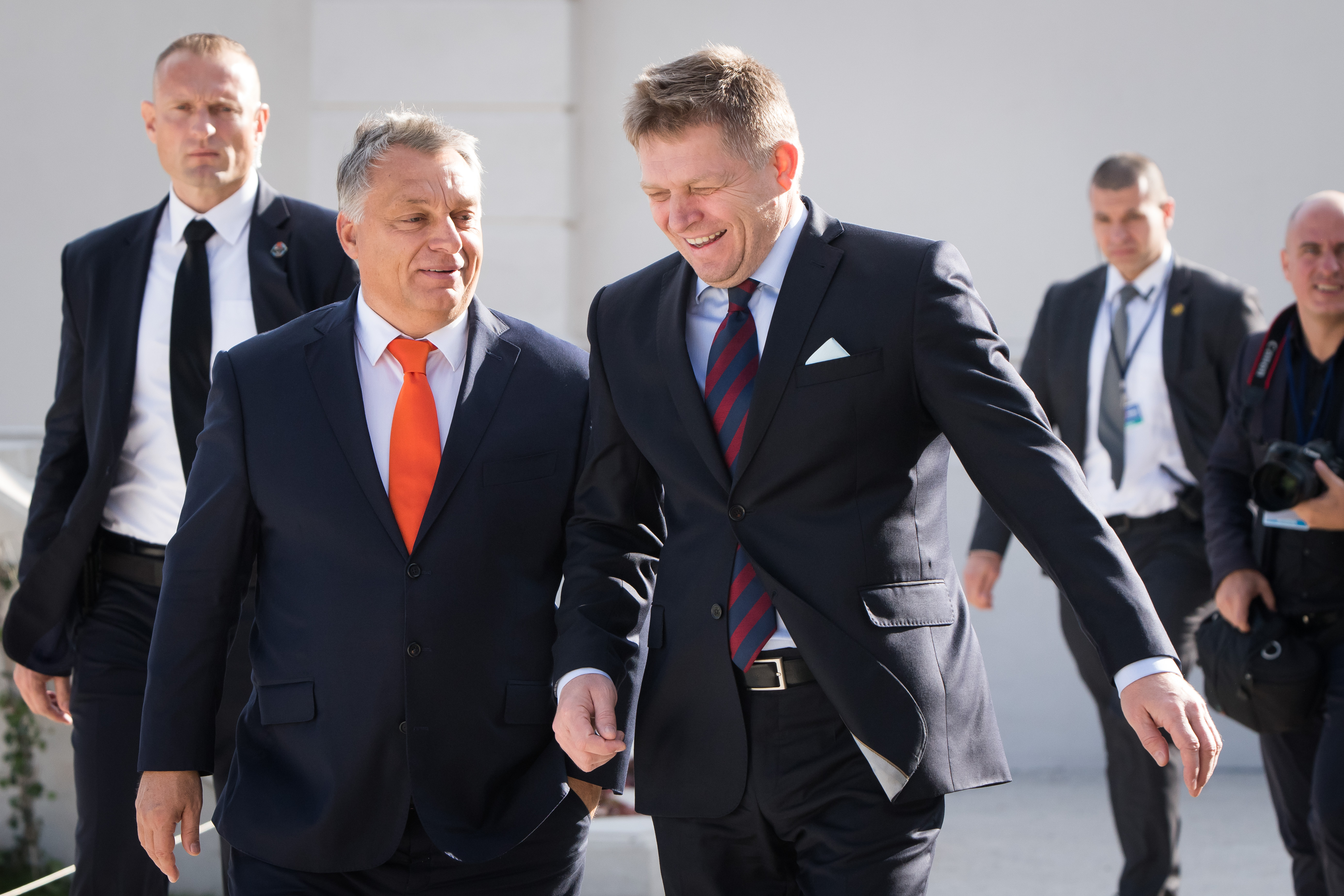 Robert Fico Orbán Viktorral 2017. október 13-án.