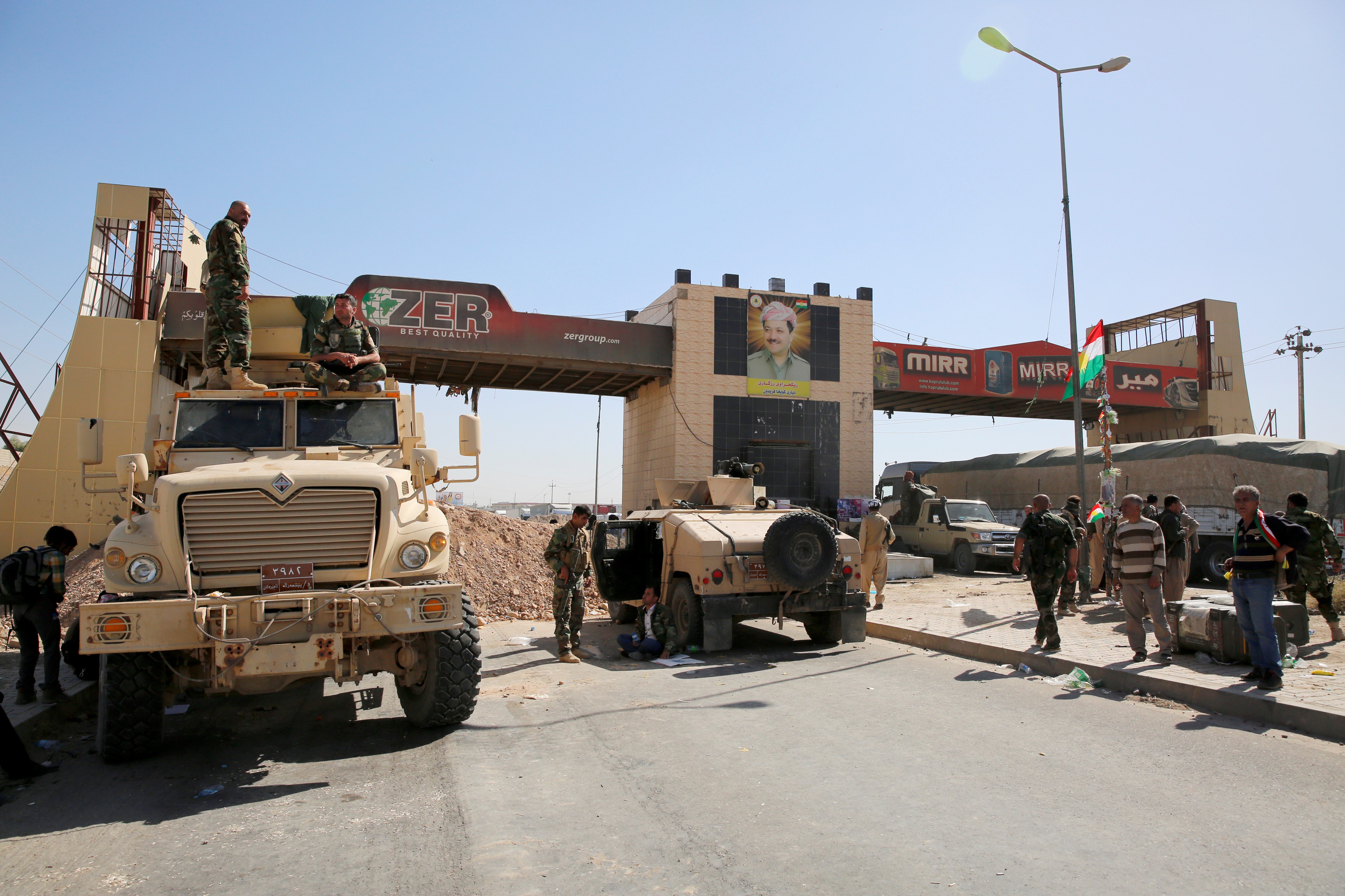 A Kurd Szabadságpárt katonái blokkolják a Altun Kupri ellenőrzőpontot.