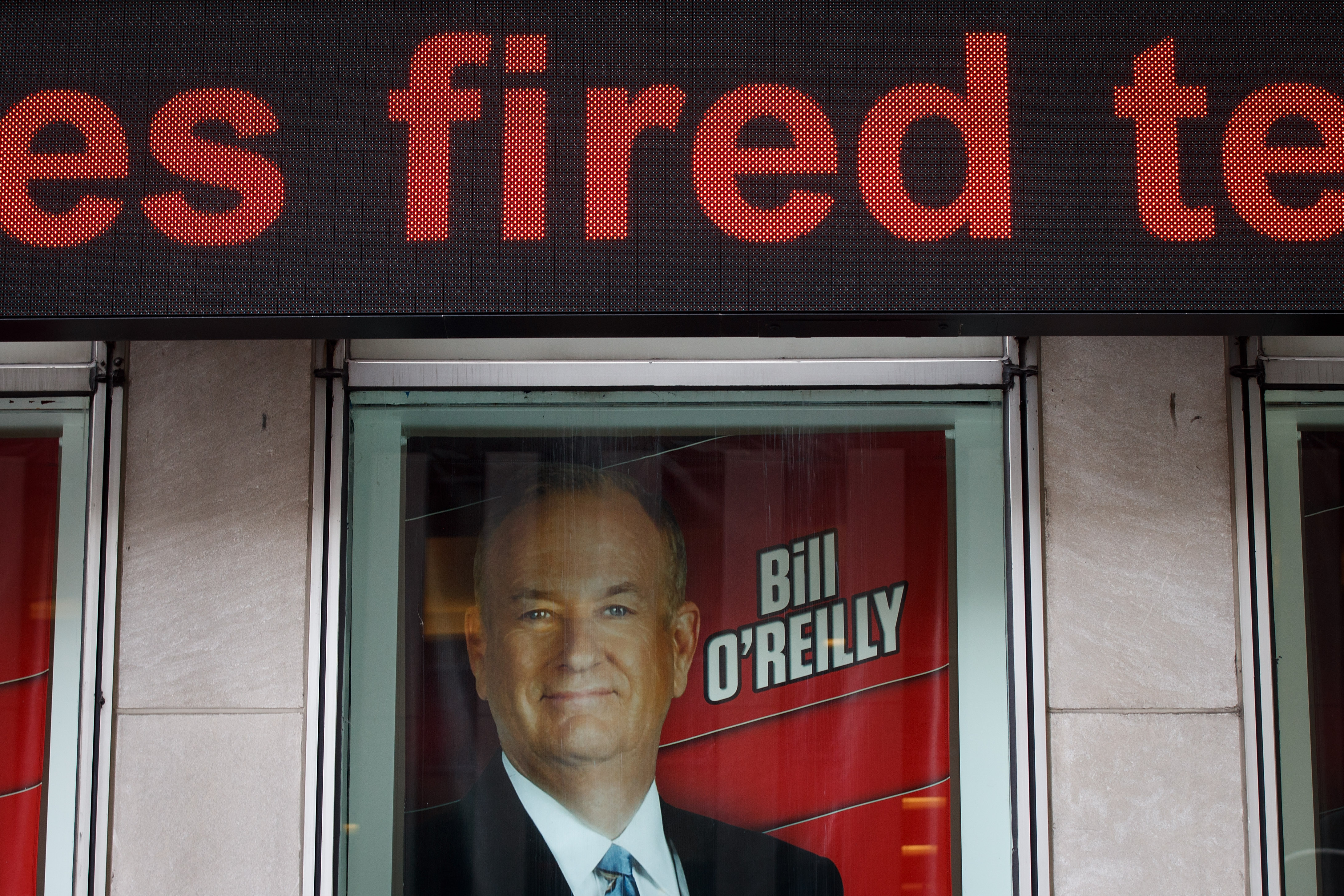 A Fox még januárban sem akarta elereszteni a szexuális zaklatásaiba belebukó Bill O'Reilly kezét
