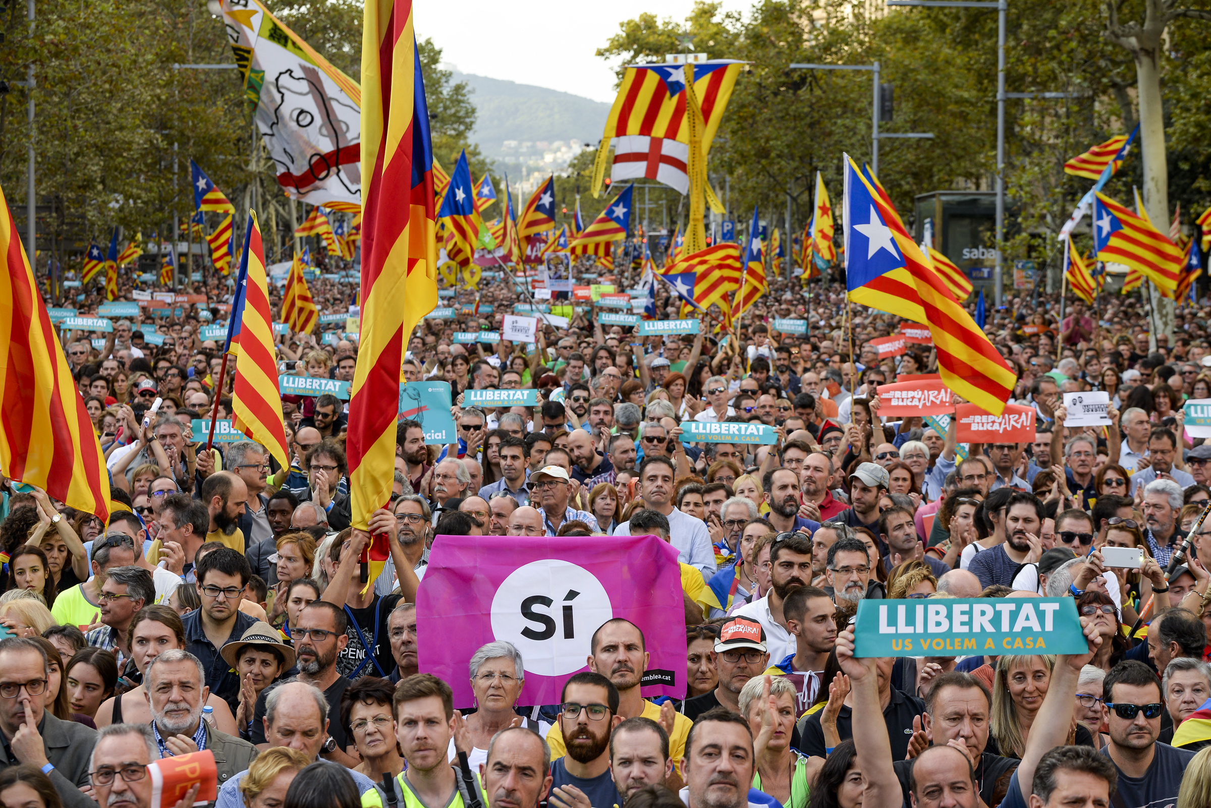 450 ezren tüntetnek Barcelonában, miután a spanyol kormány a katalán kormány feloszlatását bejelentette