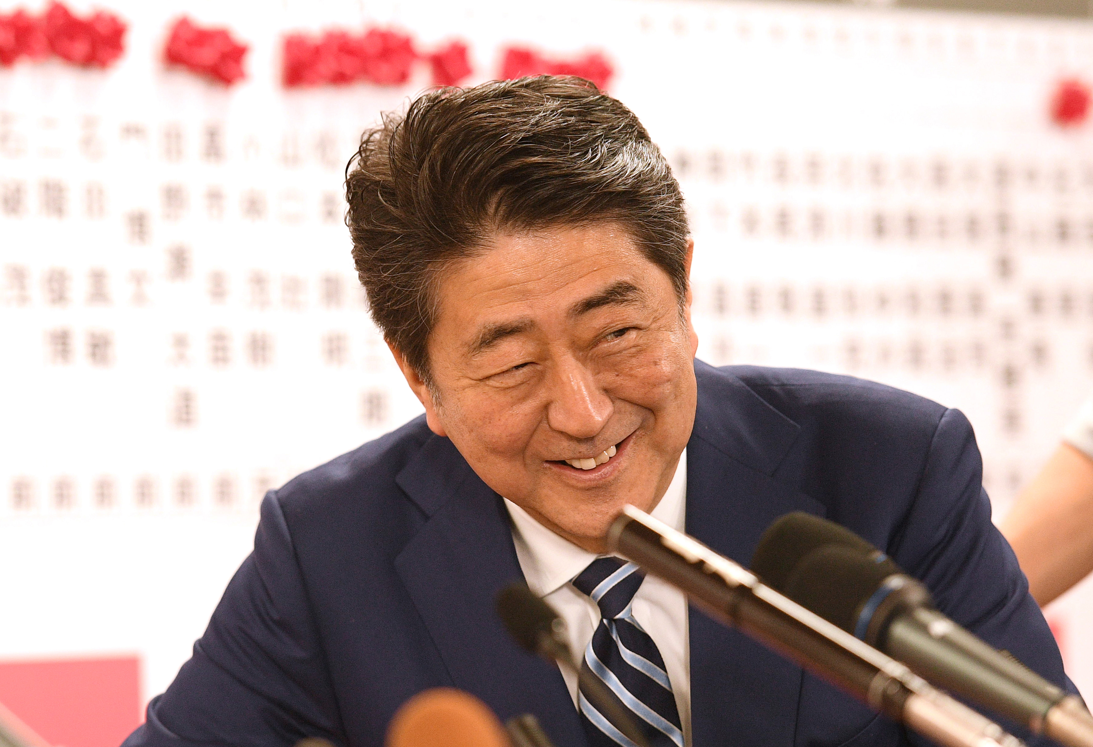 Abe Sindzó pártja elsöprő győzelmet arathatott a japán választásokon